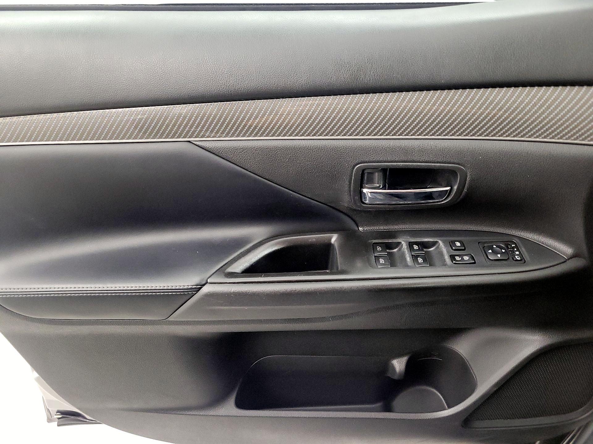 Thumbnail: 2019 Mitsubishi Outlander - 12