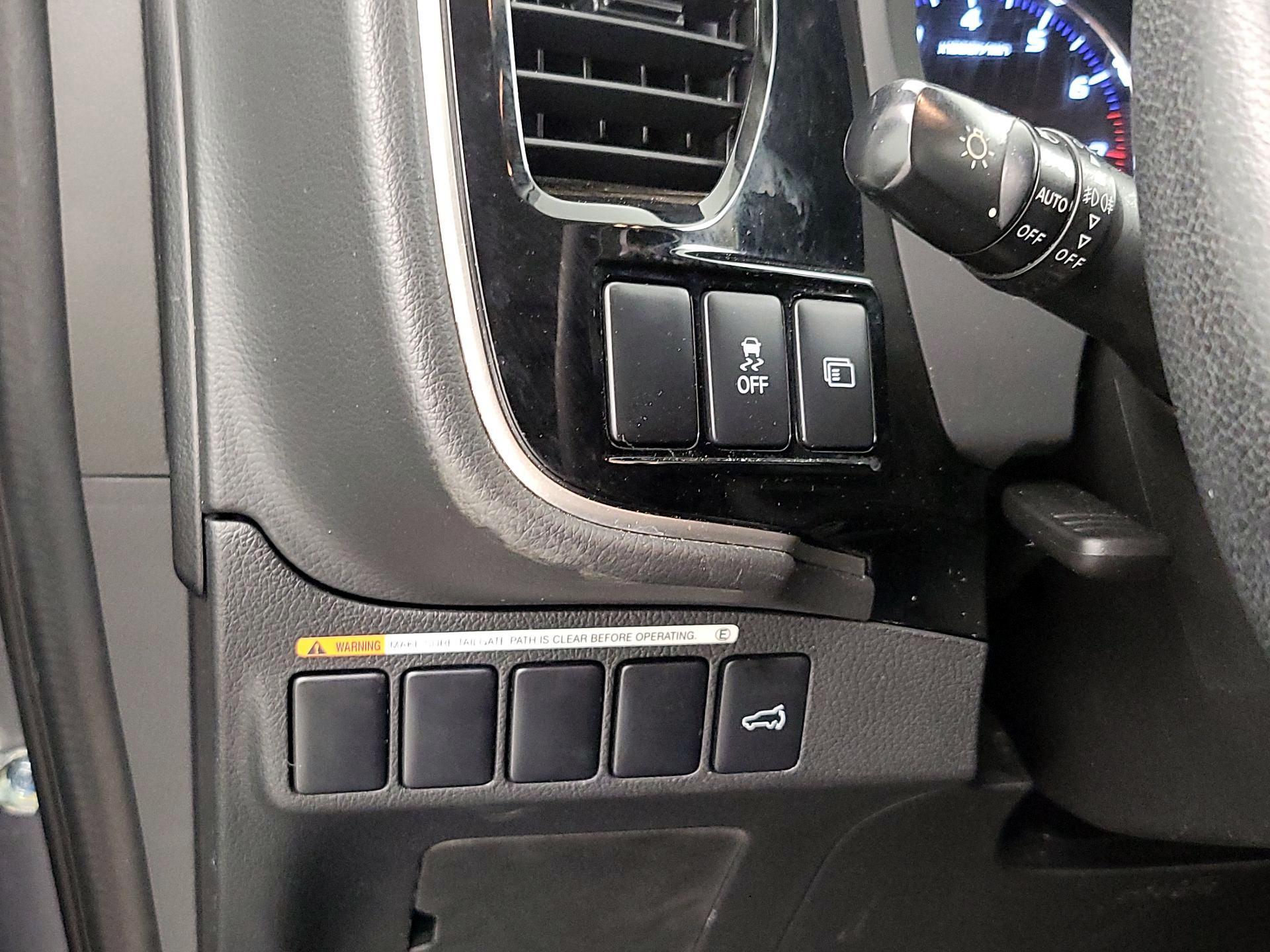 Thumbnail: 2019 Mitsubishi Outlander - 13
