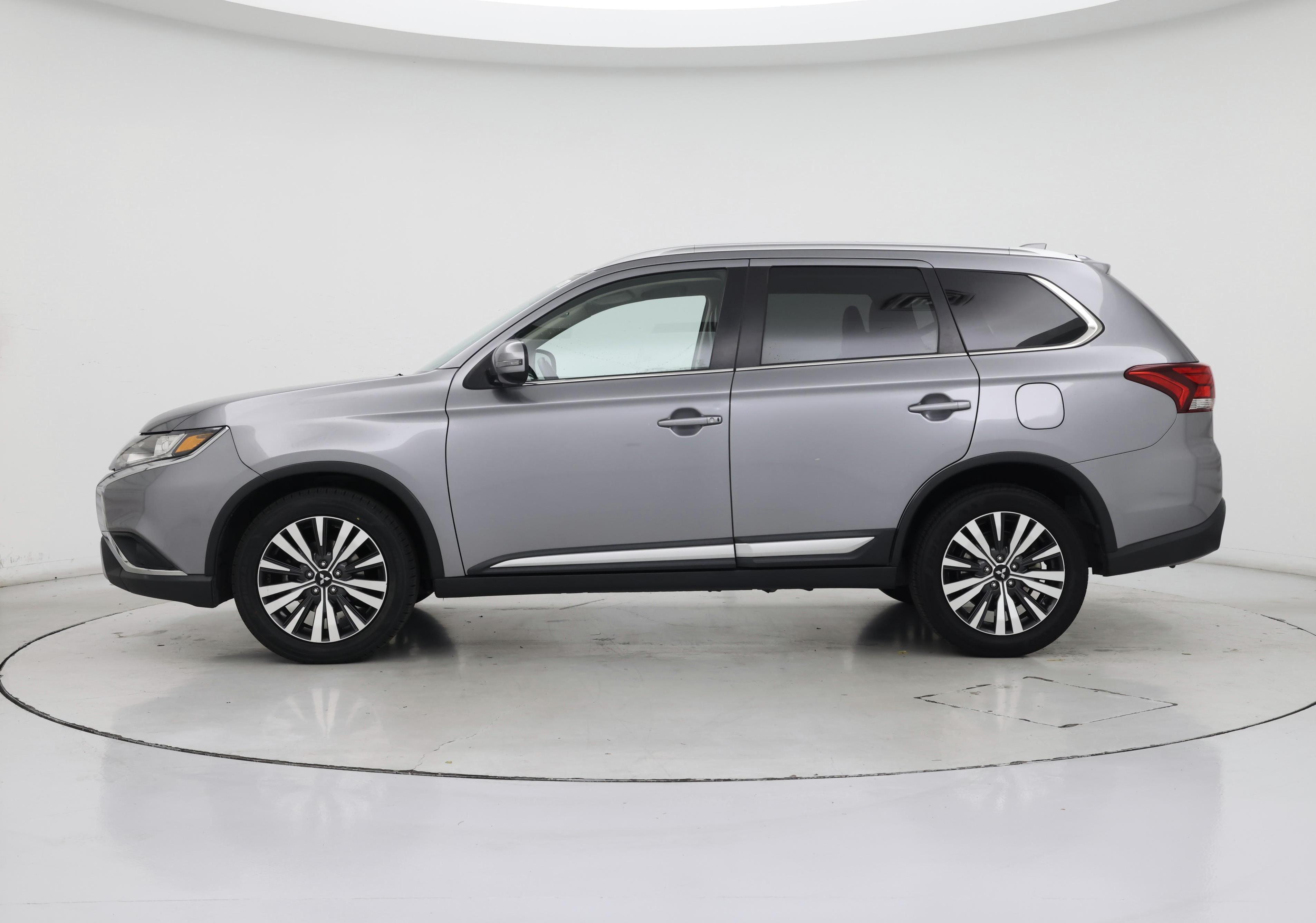 Thumbnail: 2019 Mitsubishi Outlander - 3