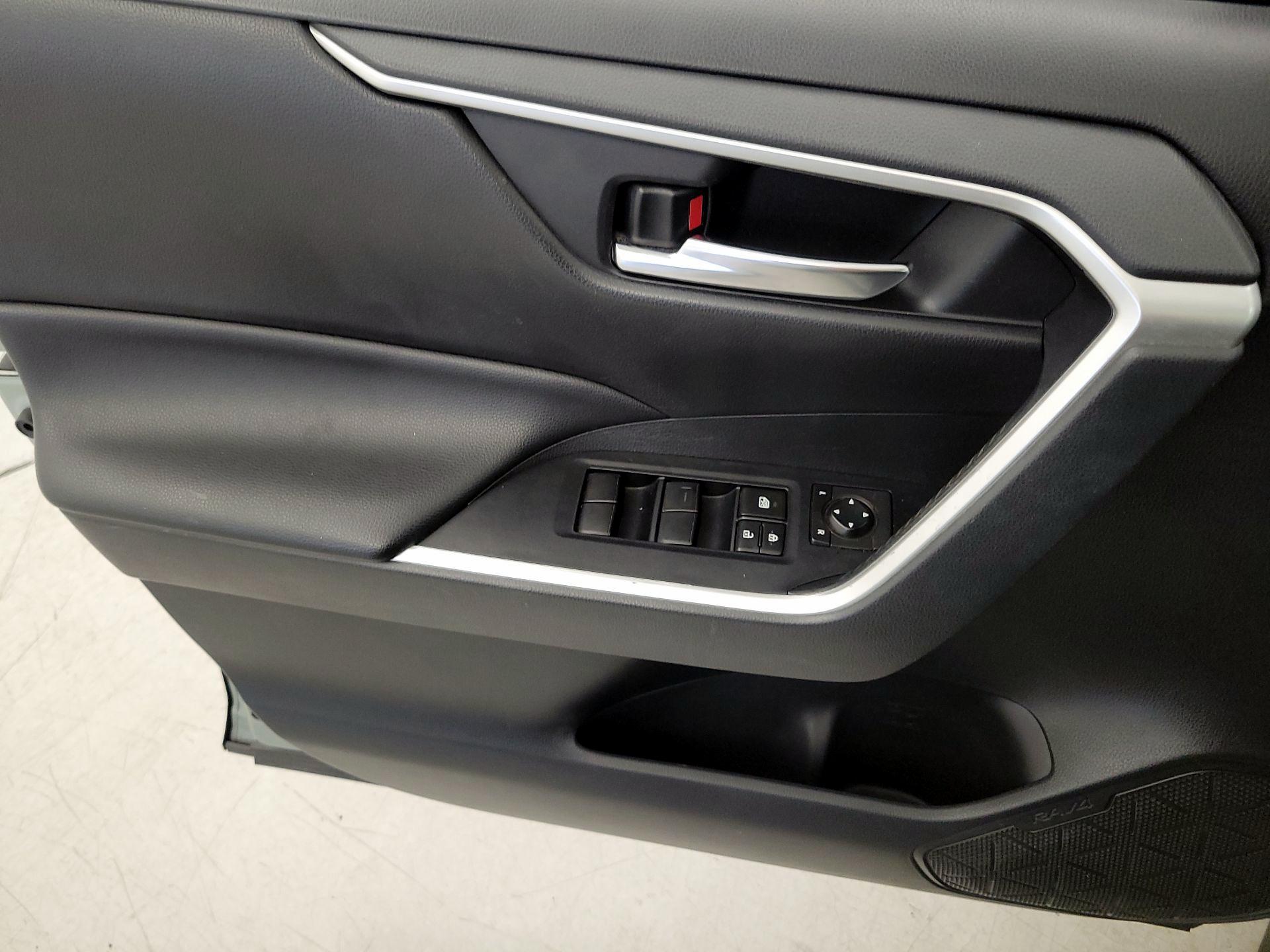 Thumbnail: 2019 Toyota RAV4 - 12