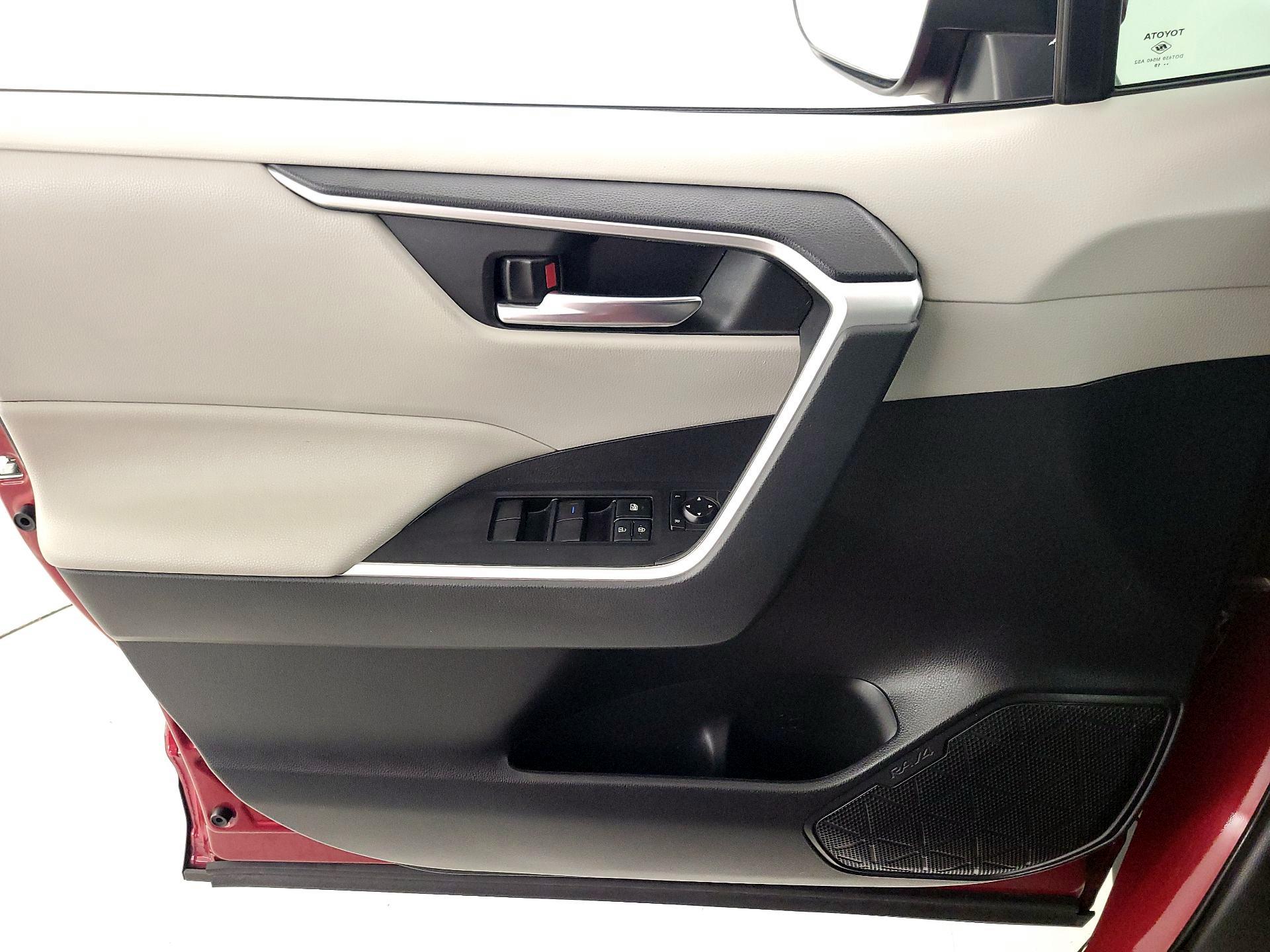 Thumbnail: 2020 Toyota RAV4 - 12