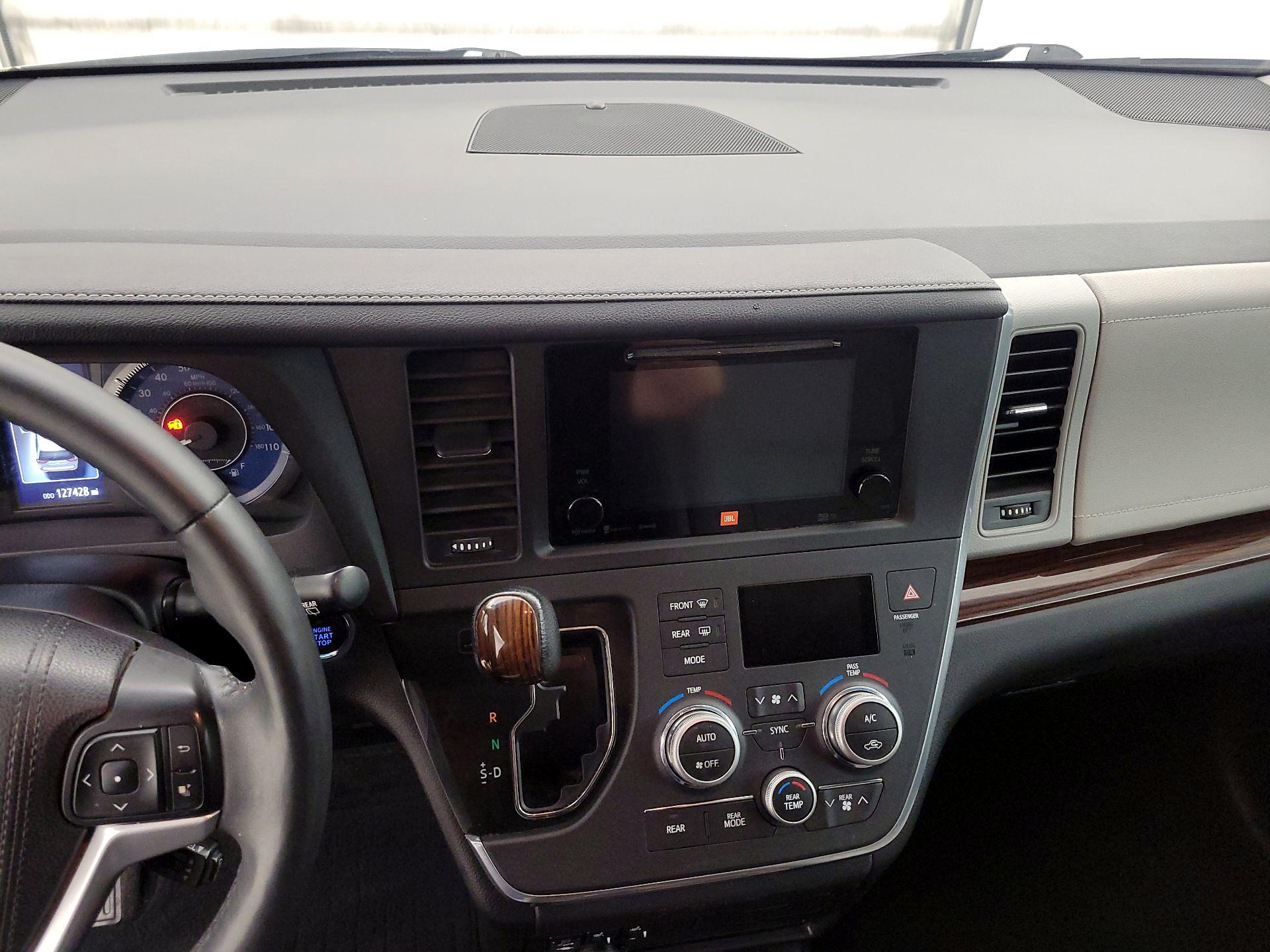 Thumbnail: 2016 Toyota Sienna - 9