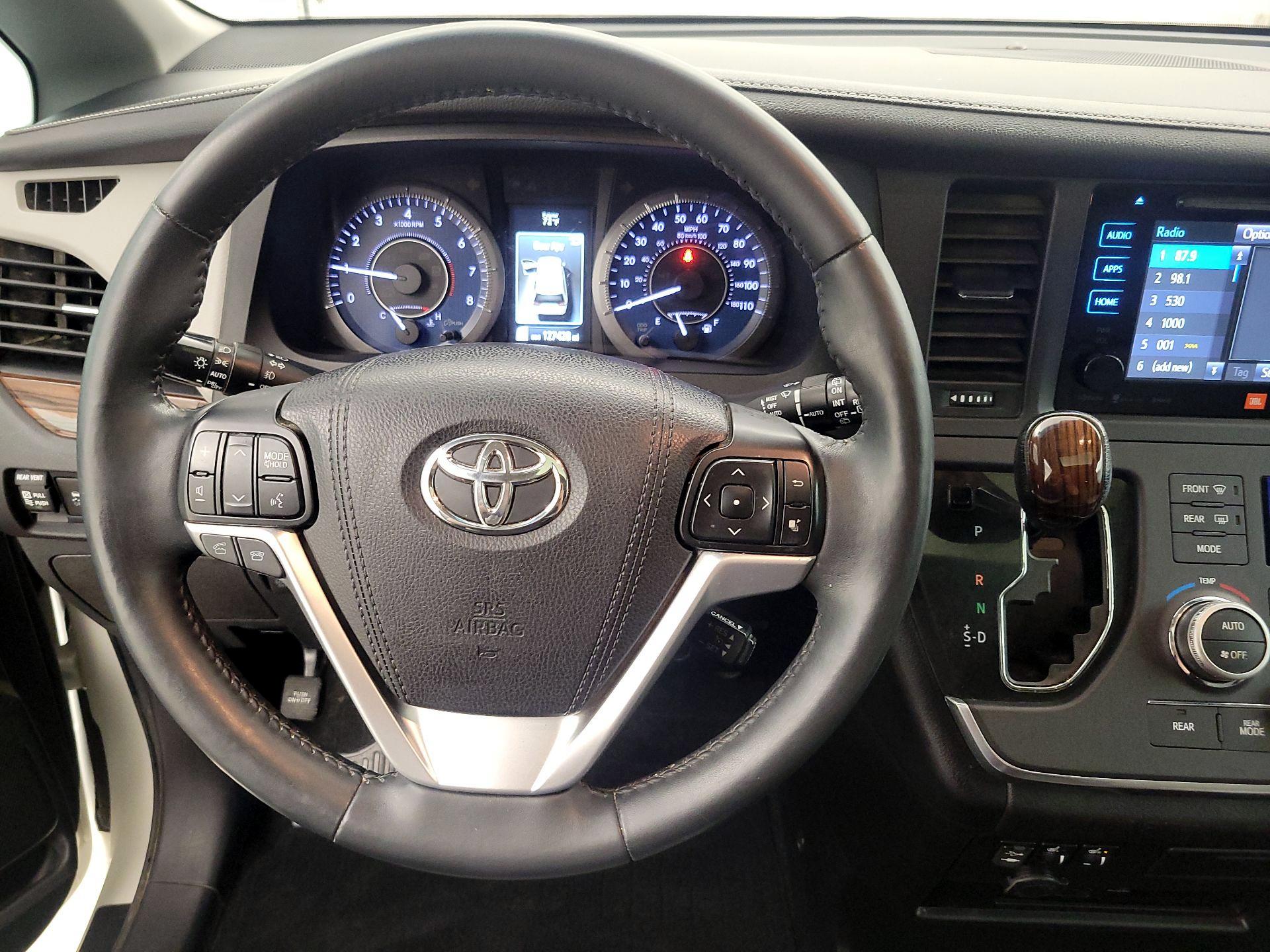 Thumbnail: 2016 Toyota Sienna - 10