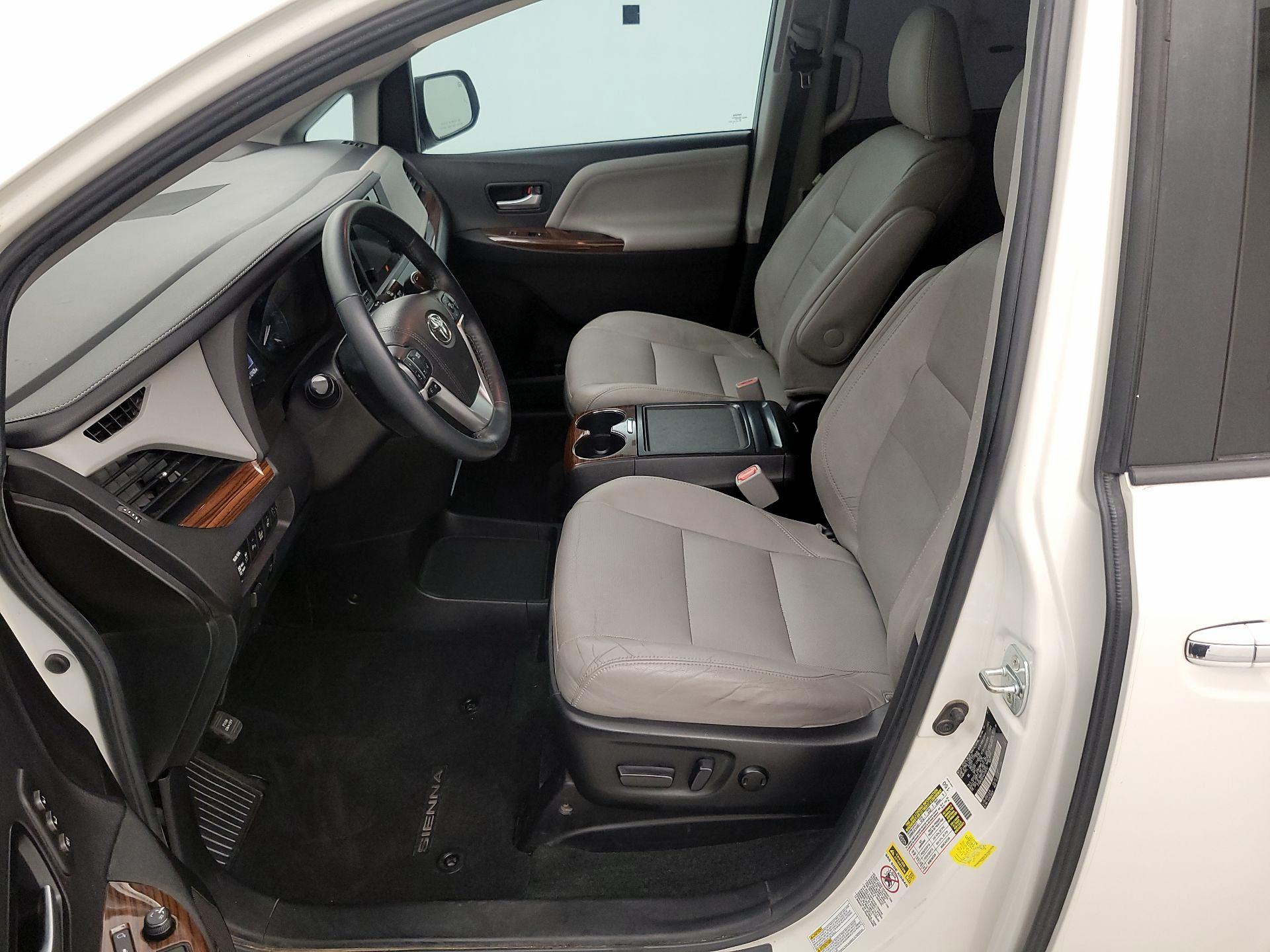Thumbnail: 2016 Toyota Sienna - 11