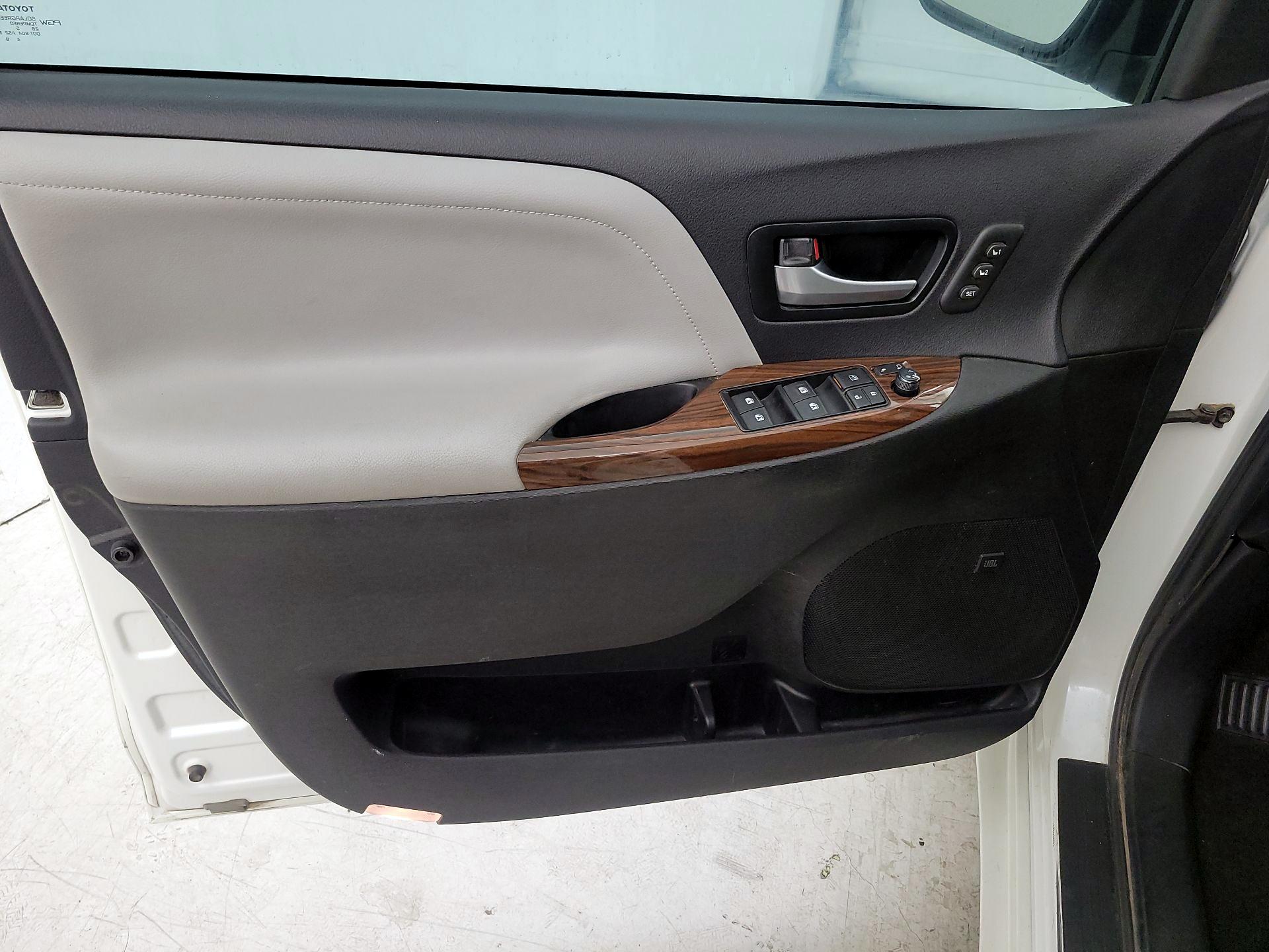 Thumbnail: 2016 Toyota Sienna - 12