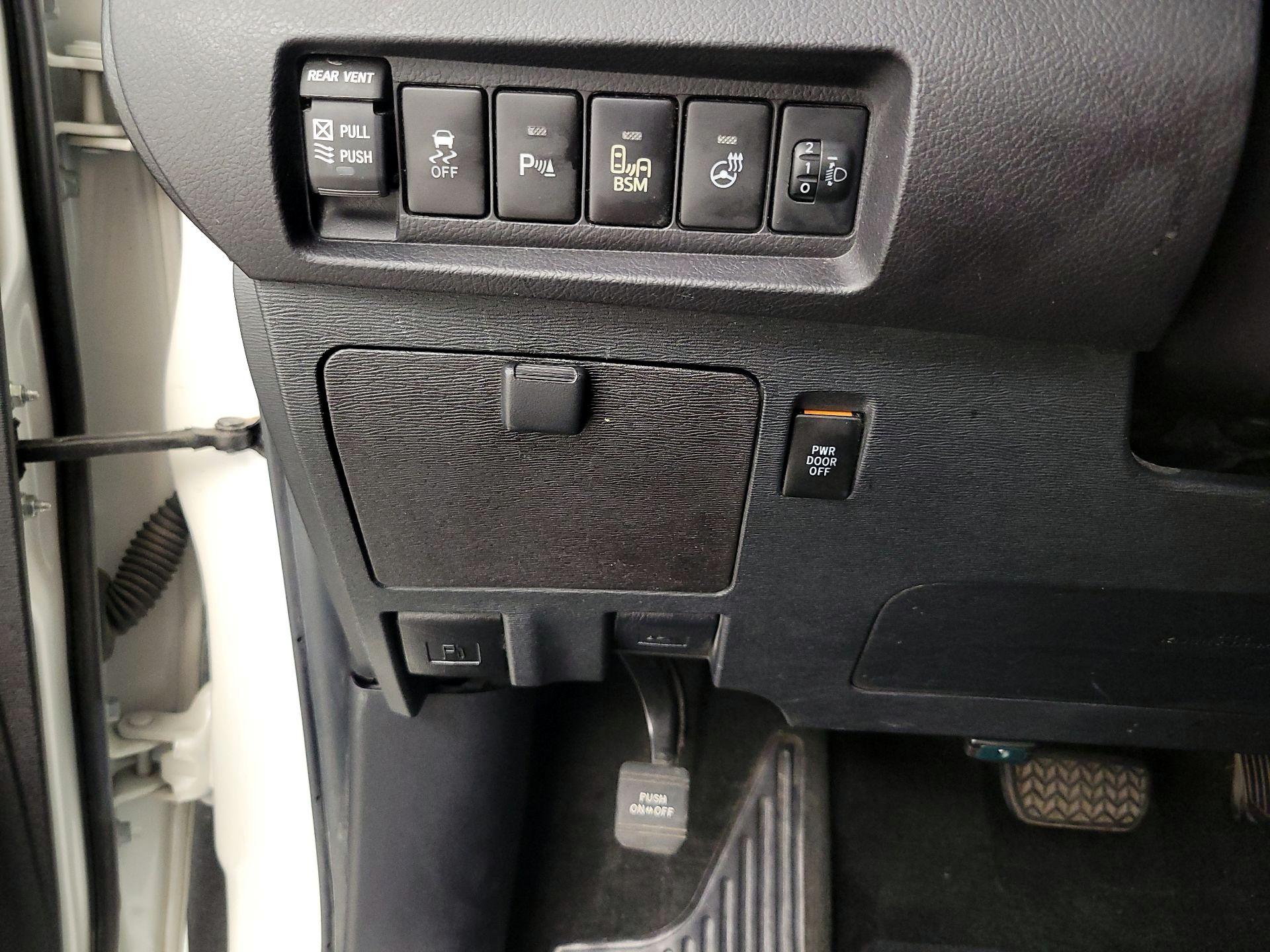 Thumbnail: 2016 Toyota Sienna - 13