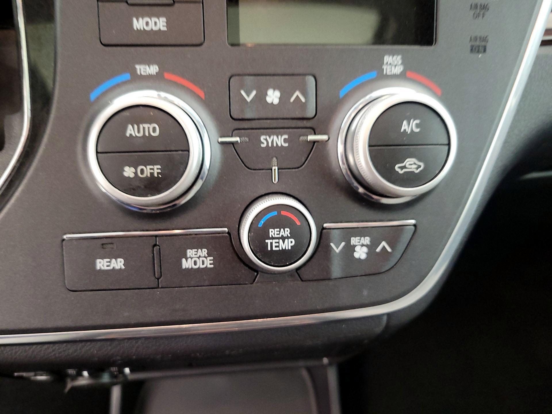 Thumbnail: 2016 Toyota Sienna - 16