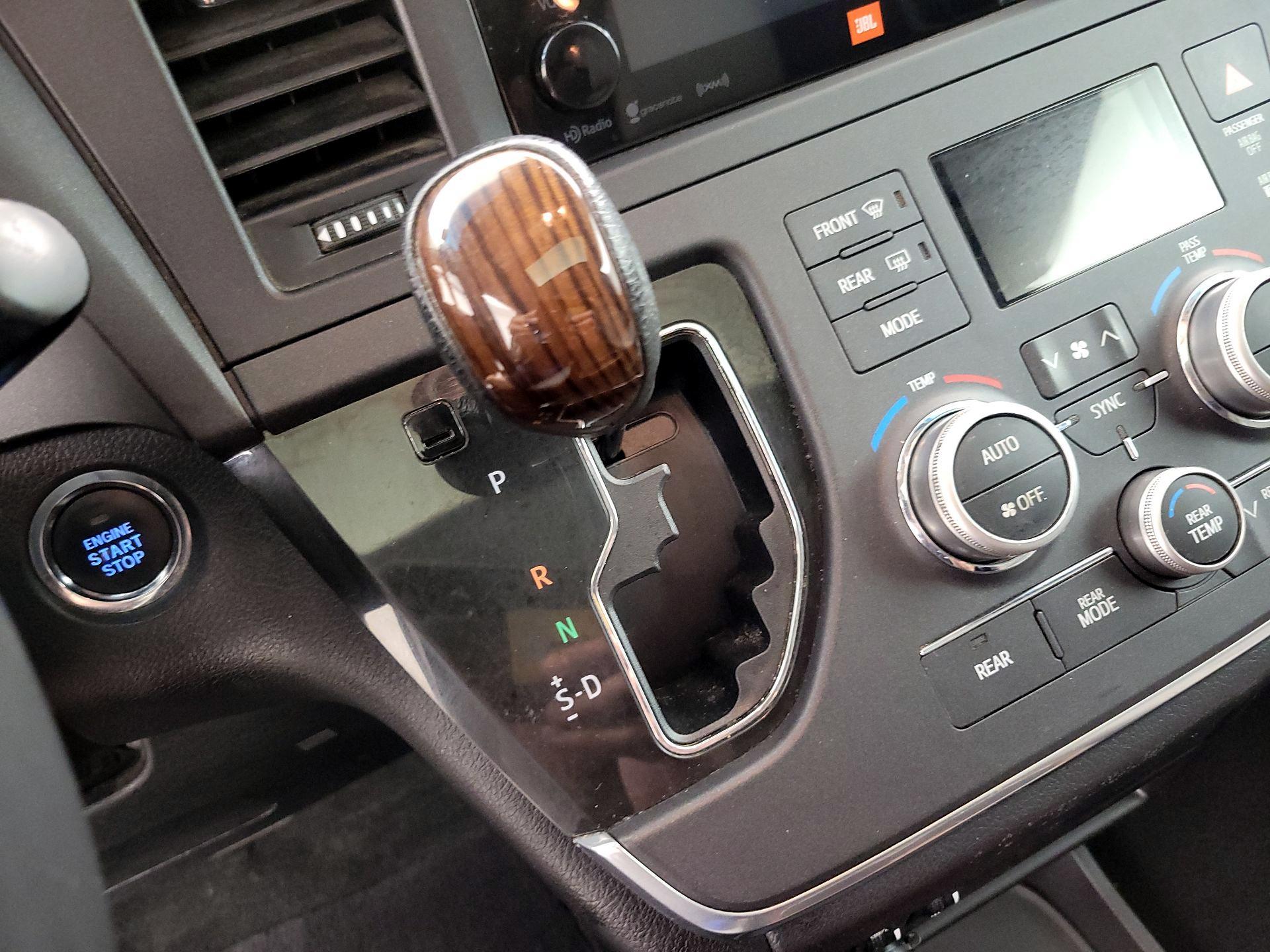 Thumbnail: 2016 Toyota Sienna - 17