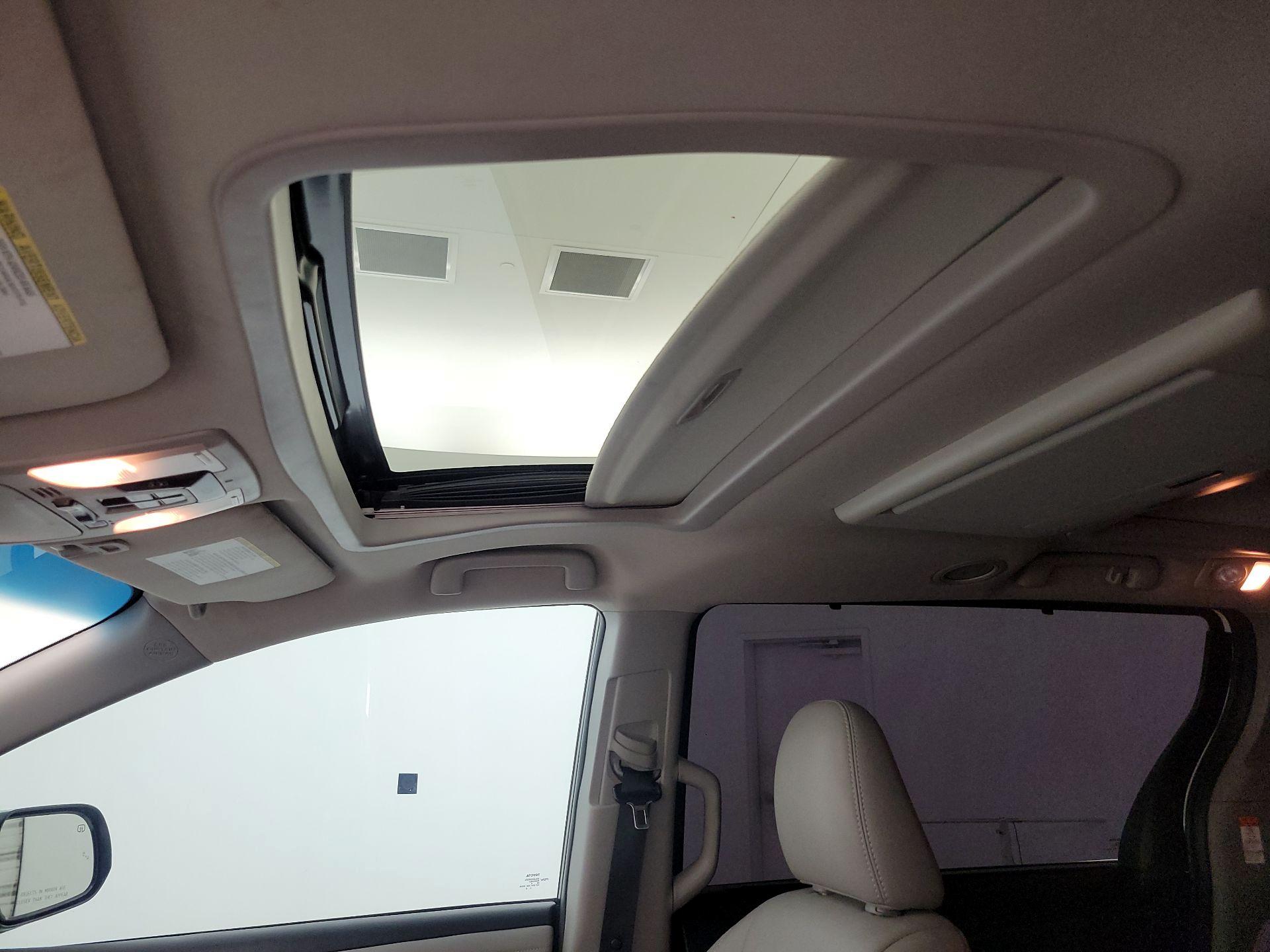 Thumbnail: 2016 Toyota Sienna - 19