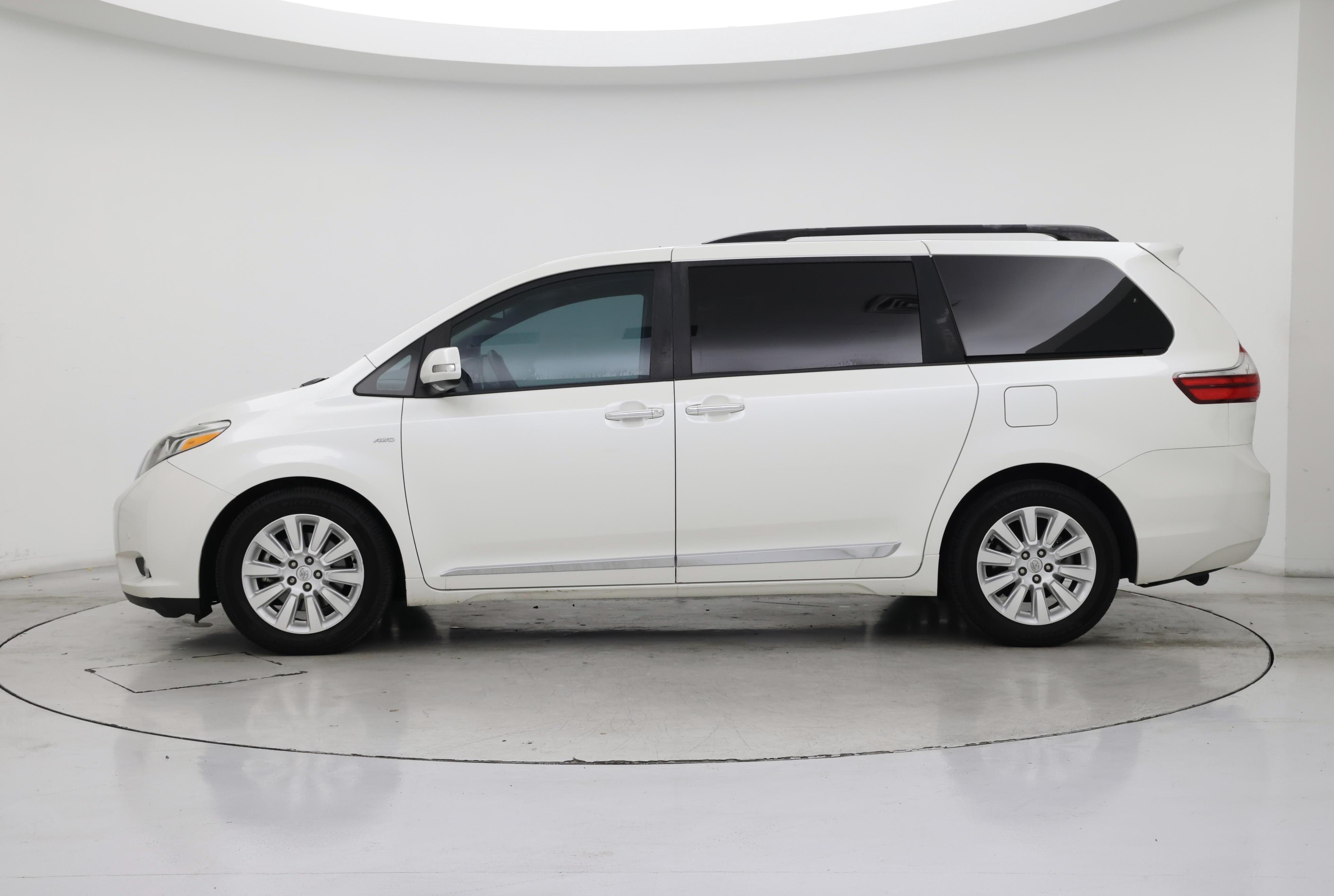 Thumbnail: 2016 Toyota Sienna - 3