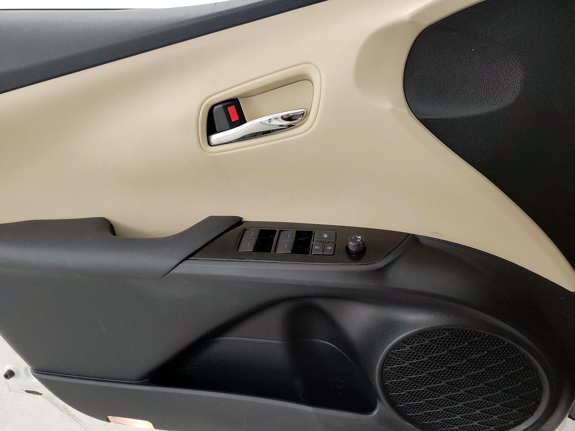 Thumbnail: 2019 Toyota Prius - 12