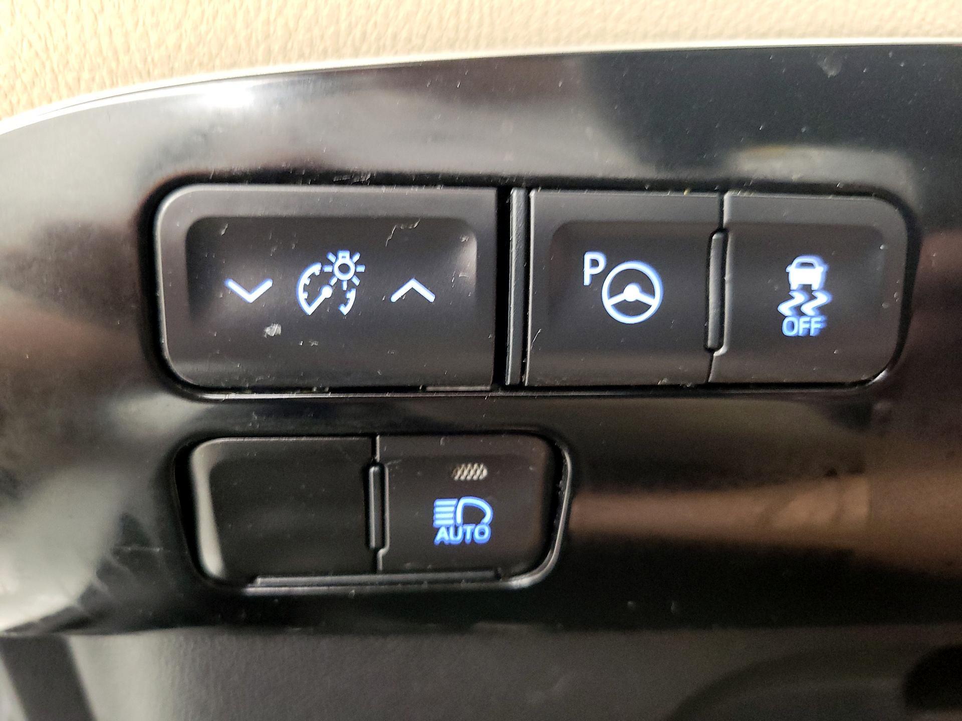 Thumbnail: 2019 Toyota Prius - 13