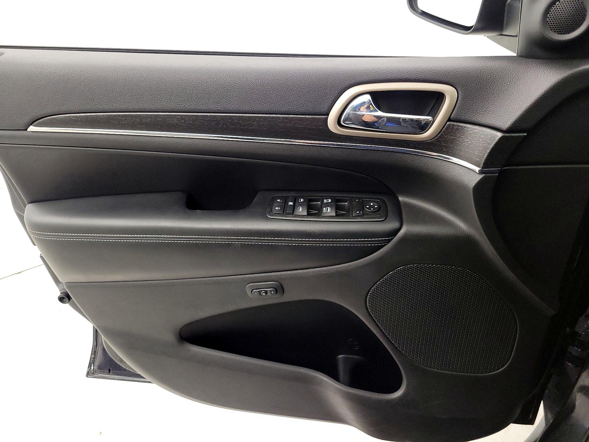 Thumbnail: 2015 Jeep Grand Cherokee - 12