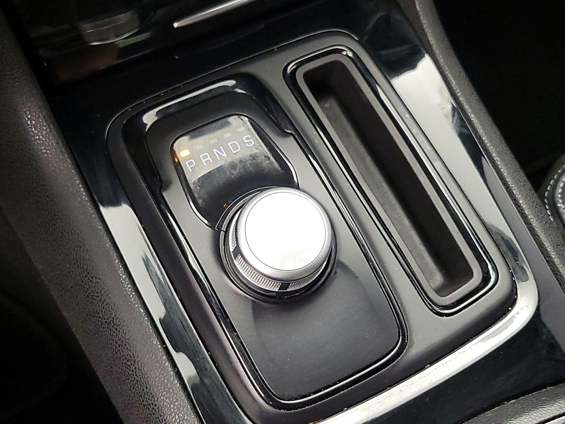 Thumbnail: 2019 Chrysler 300 - 17