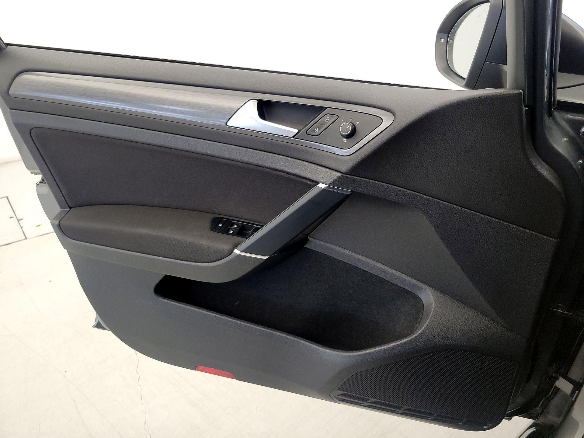 Thumbnail: 2019 Volkswagen e-Golf - 12