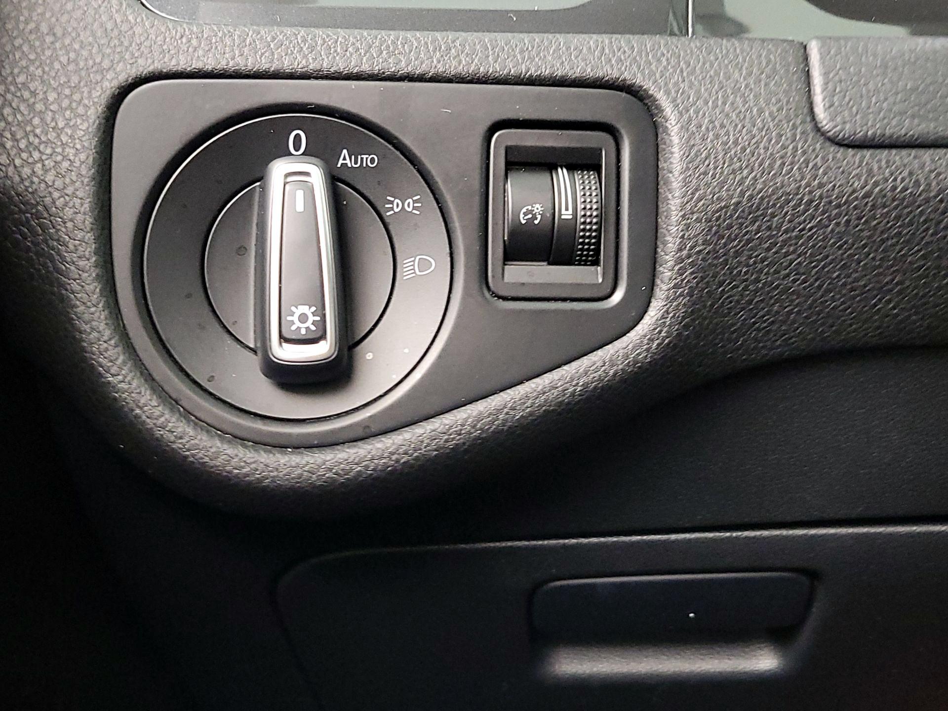 Thumbnail: 2019 Volkswagen e-Golf - 13