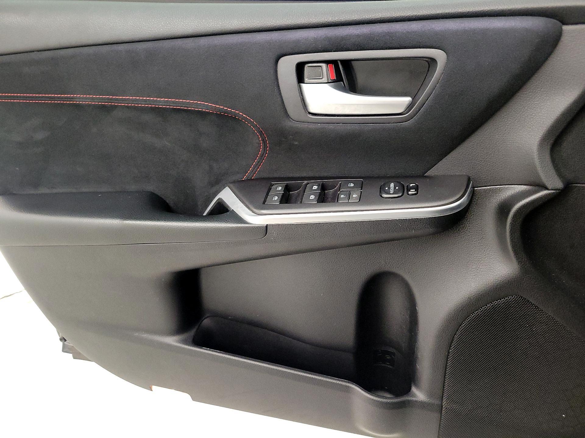 Thumbnail: 2015 Toyota Camry - 12