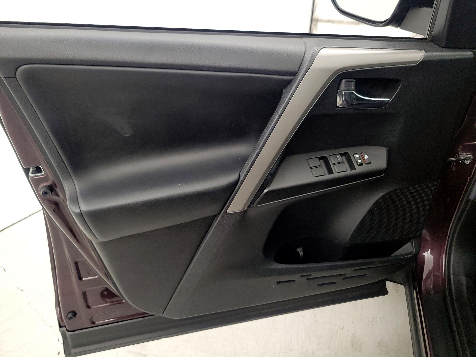 Thumbnail: 2018 Toyota RAV4 - 12