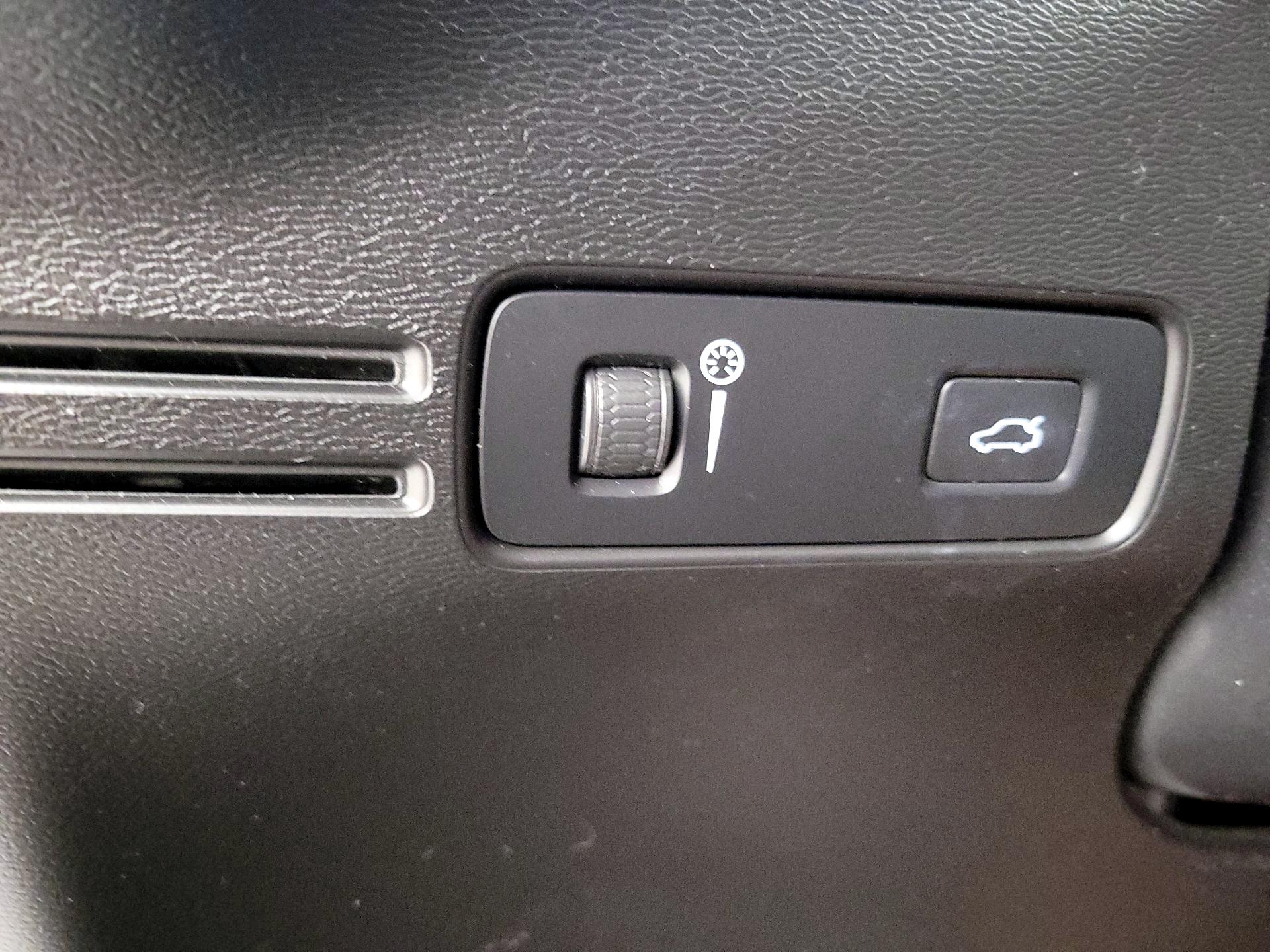 Thumbnail: 2022 Volvo C40 - 13