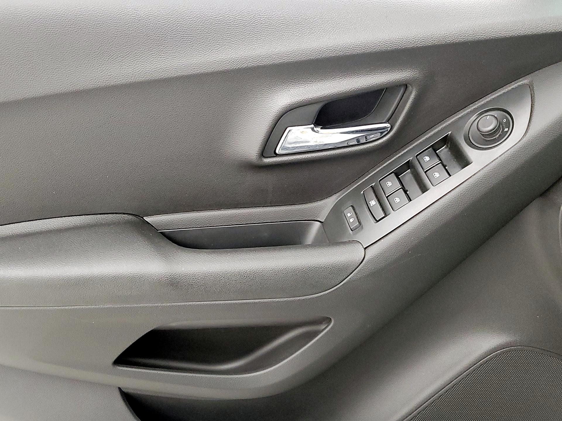 Thumbnail: 2016 Chevrolet Trax - 12
