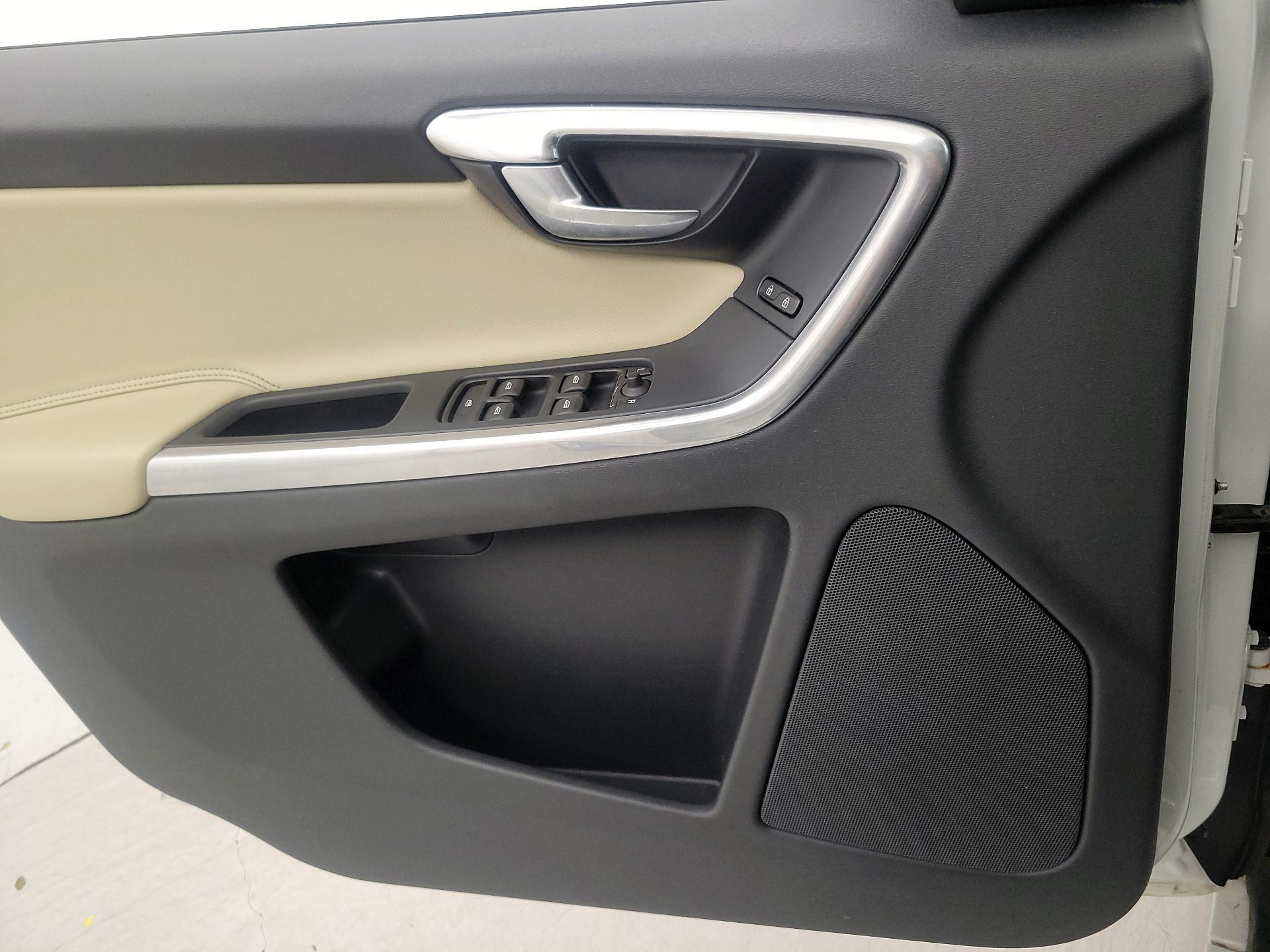 Thumbnail: 2016 Volvo XC60 - 12