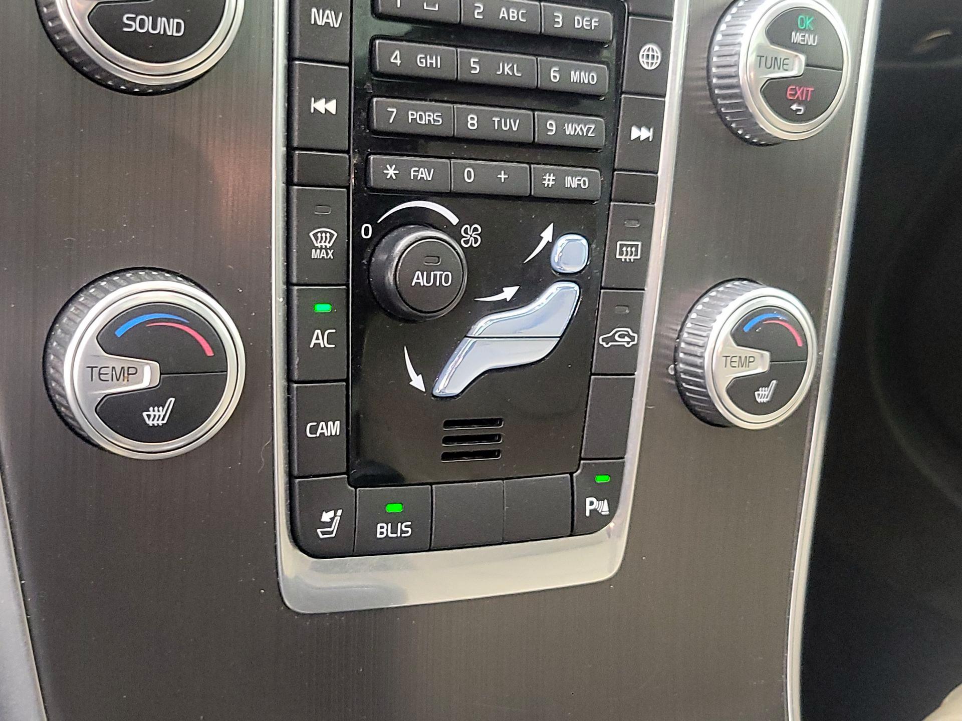 Thumbnail: 2016 Volvo XC60 - 17