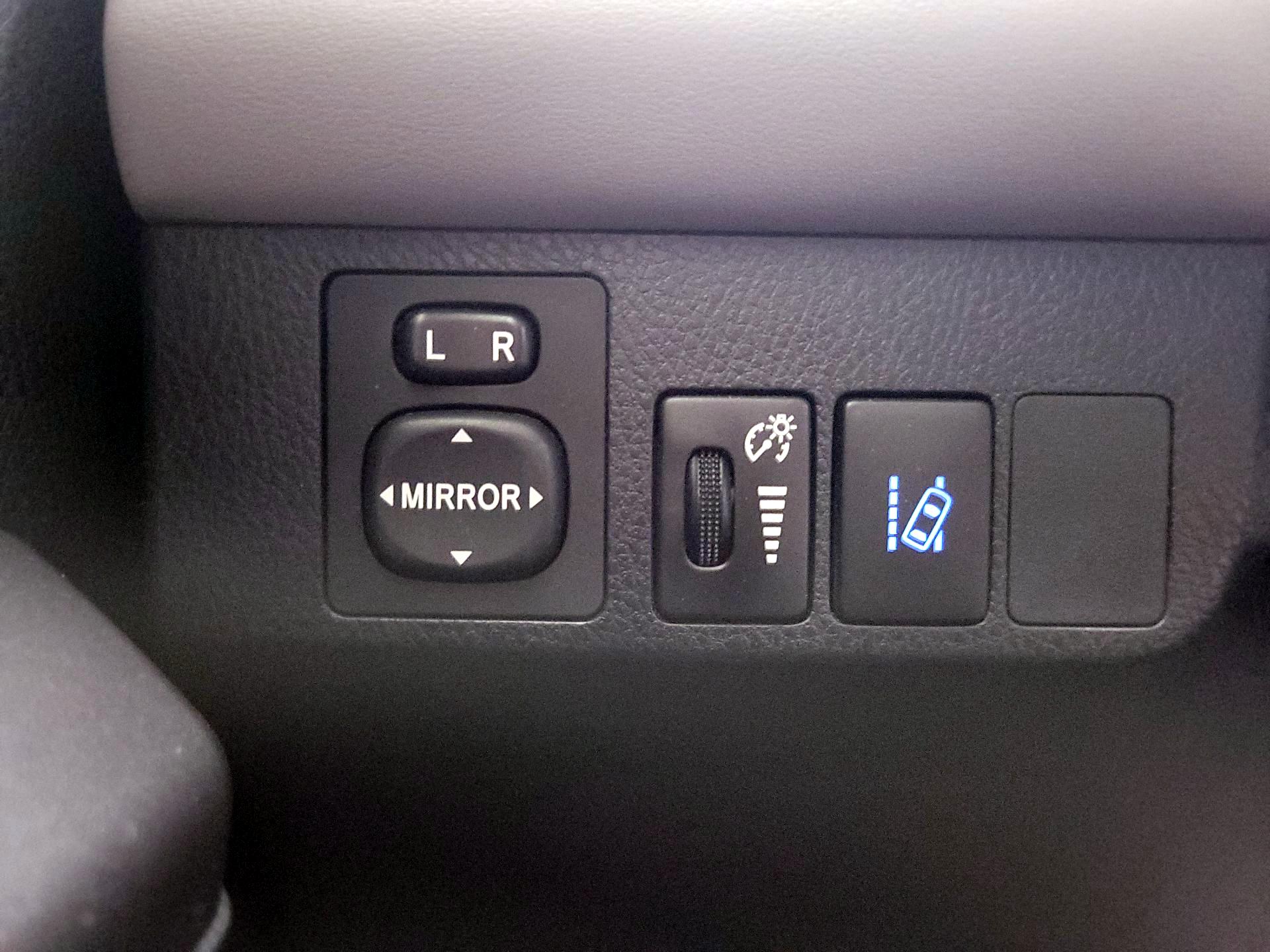 Thumbnail: 2018 Toyota RAV4 - 13