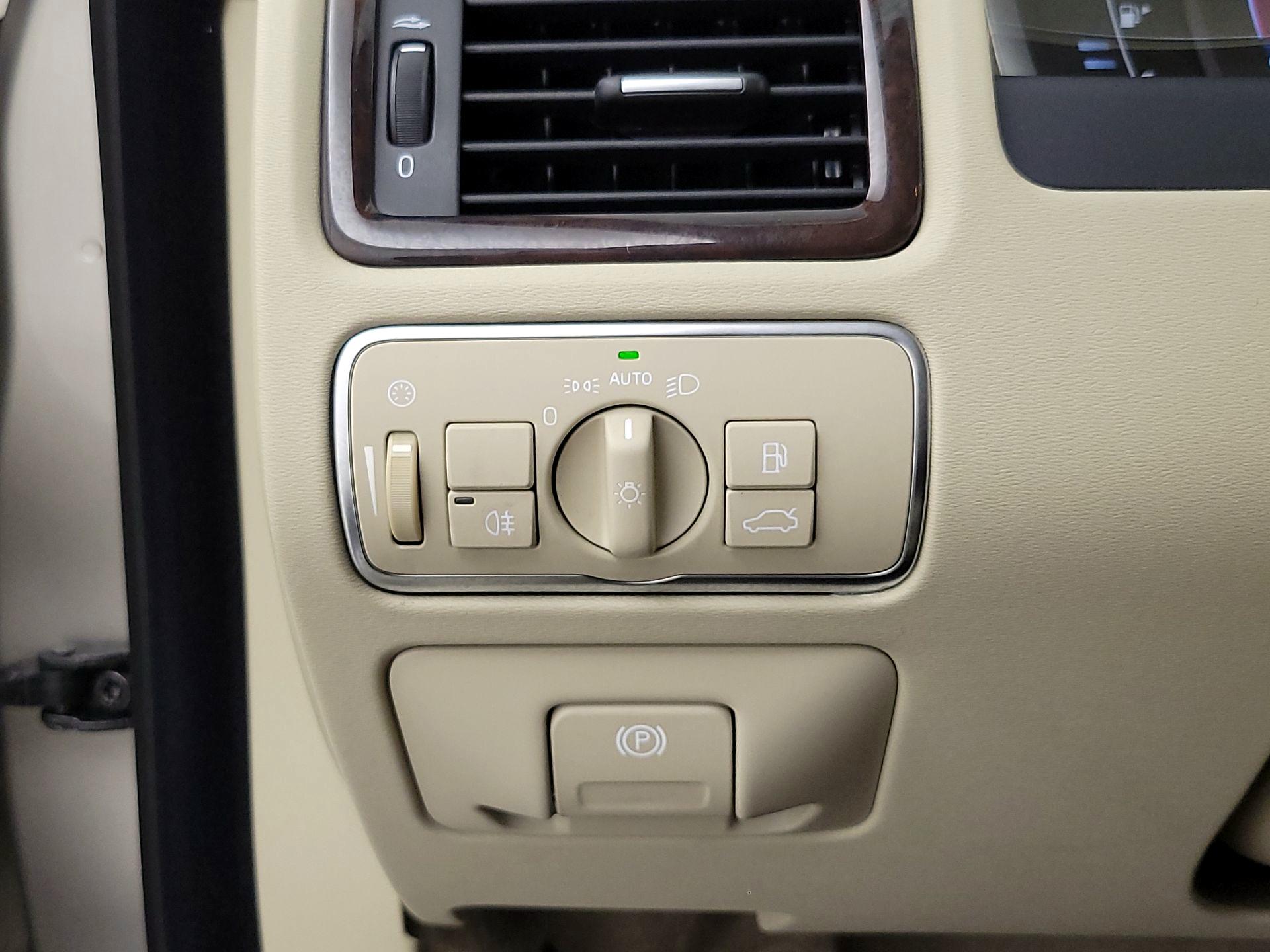 Thumbnail: 2015 Volvo XC70 - 13