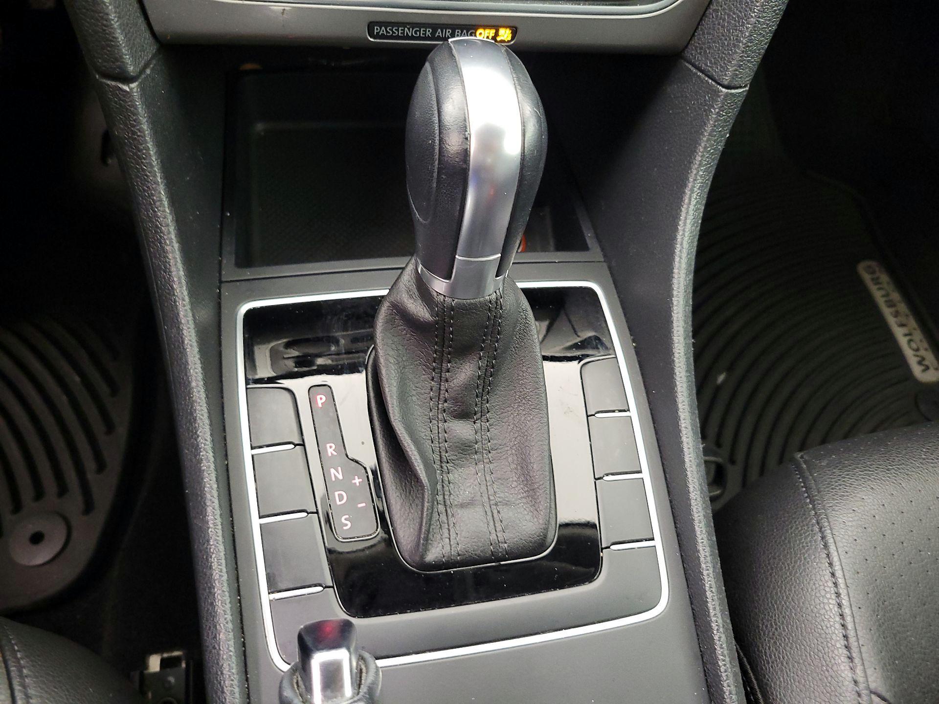 Thumbnail: 2015 Volkswagen Passat - 16