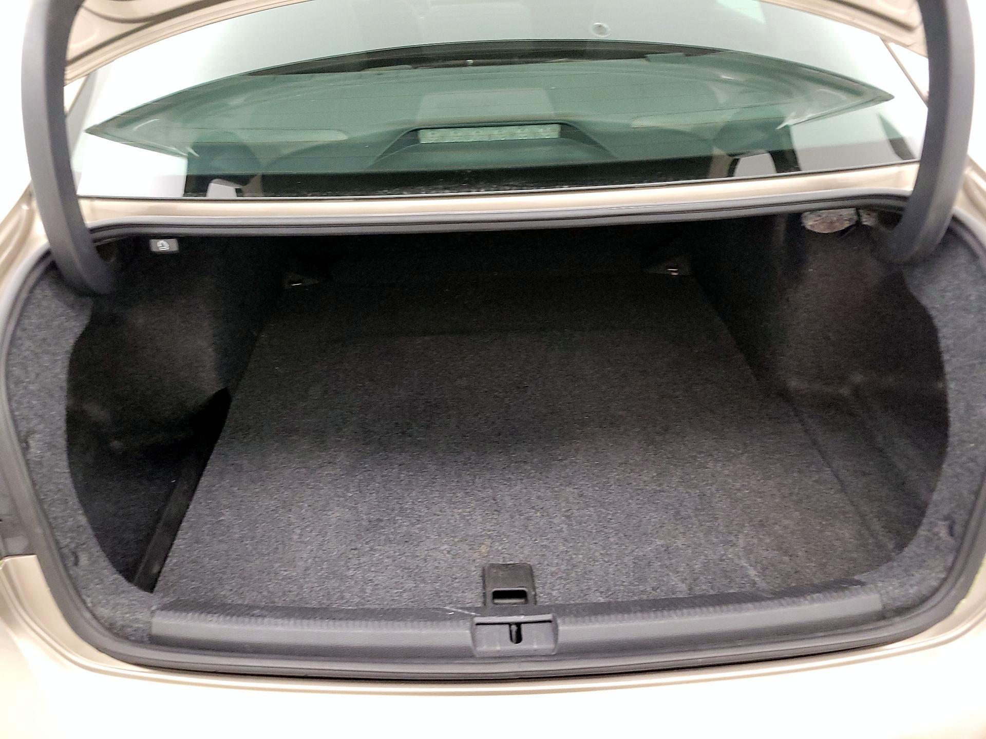 Thumbnail: 2015 Volkswagen Passat - 19