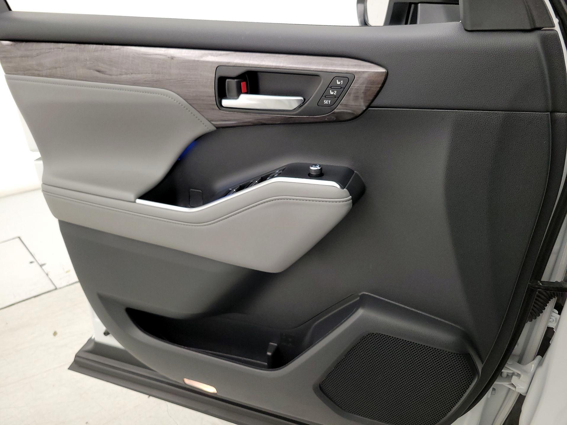 Thumbnail: 2022 Toyota Highlander - 12