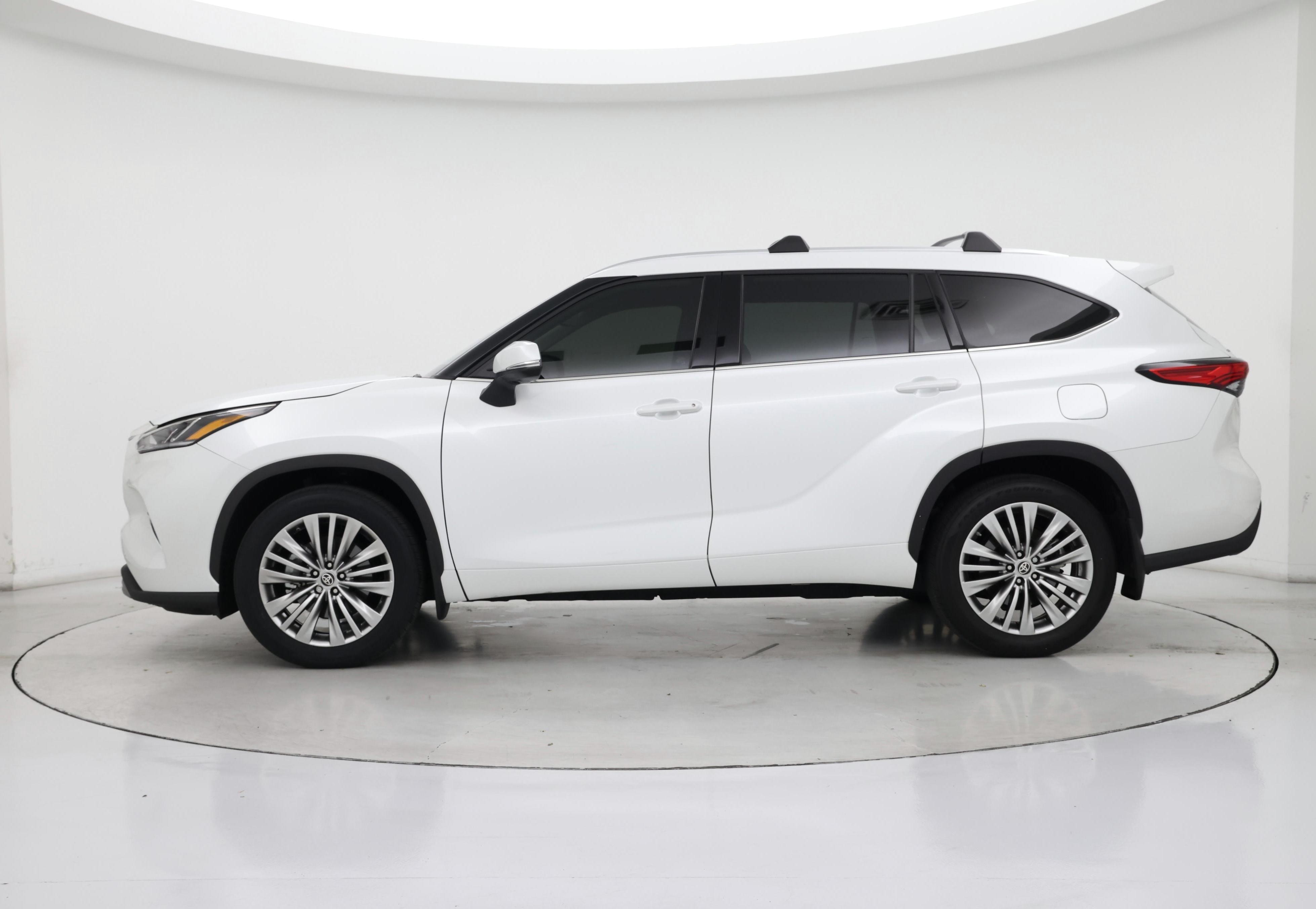 Thumbnail: 2022 Toyota Highlander - 3