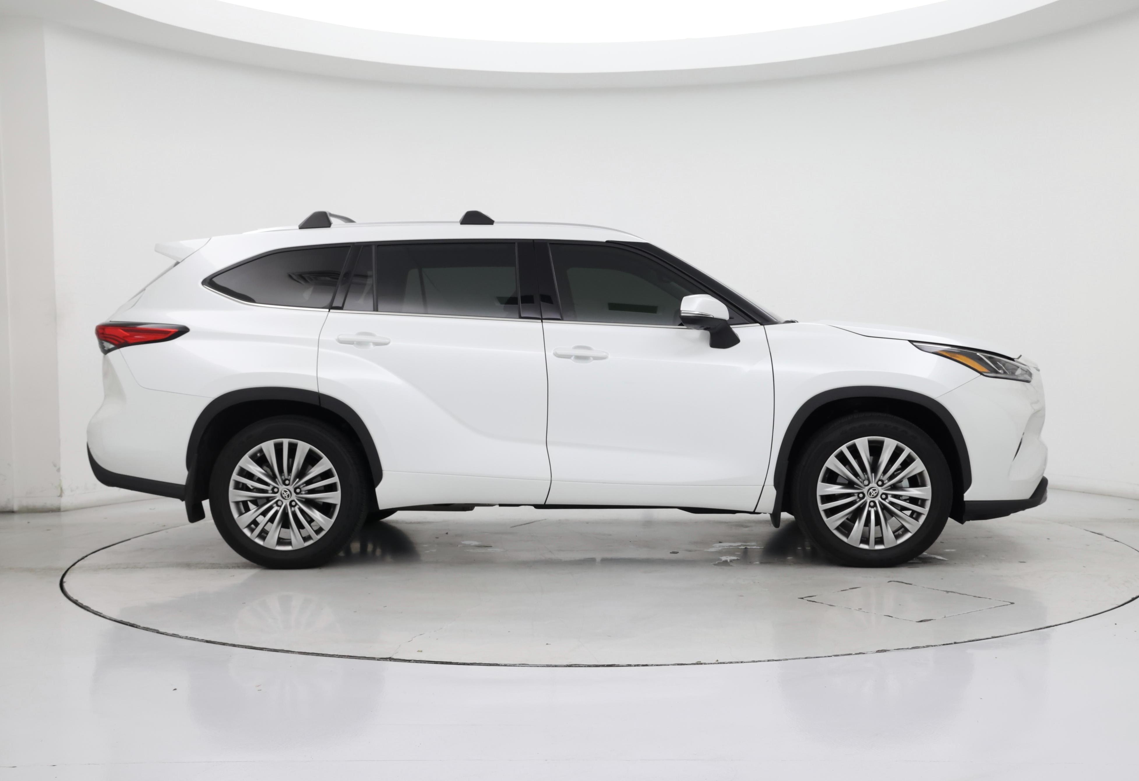 Thumbnail: 2022 Toyota Highlander - 7