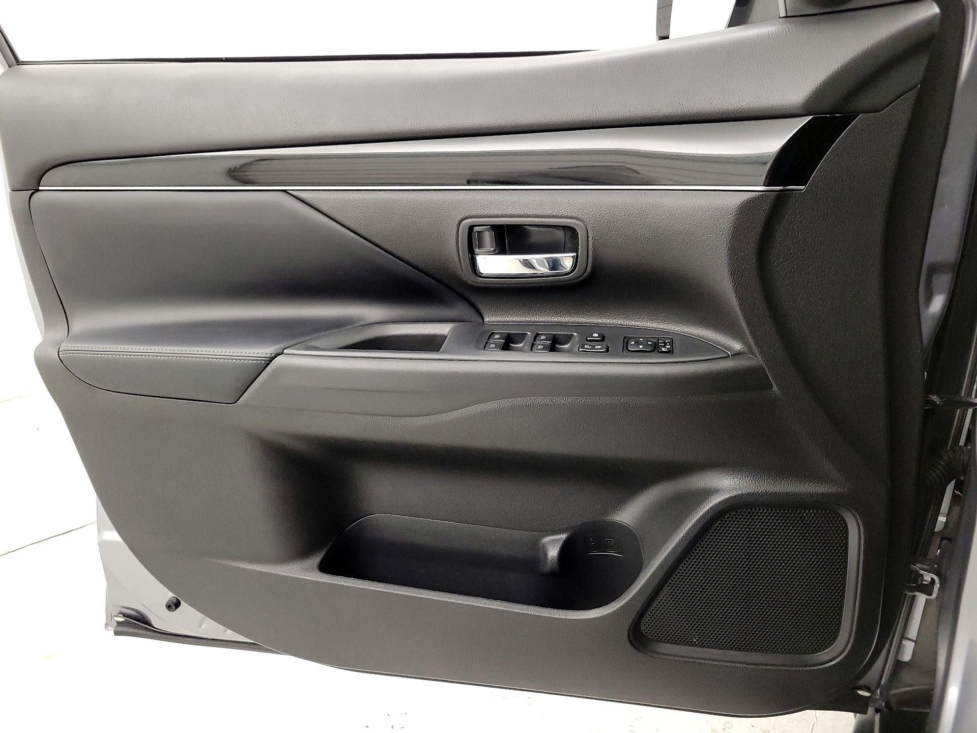 Thumbnail: 2020 Mitsubishi Outlander - 12
