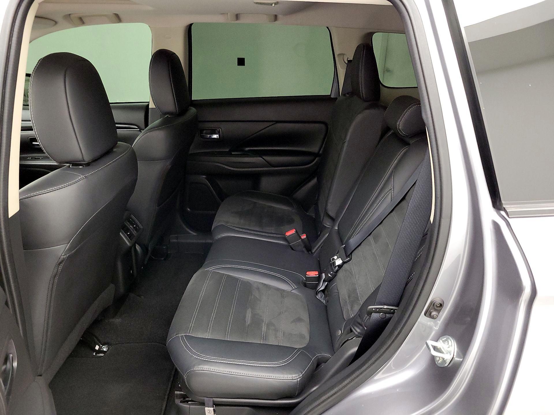 Thumbnail: 2020 Mitsubishi Outlander - 19