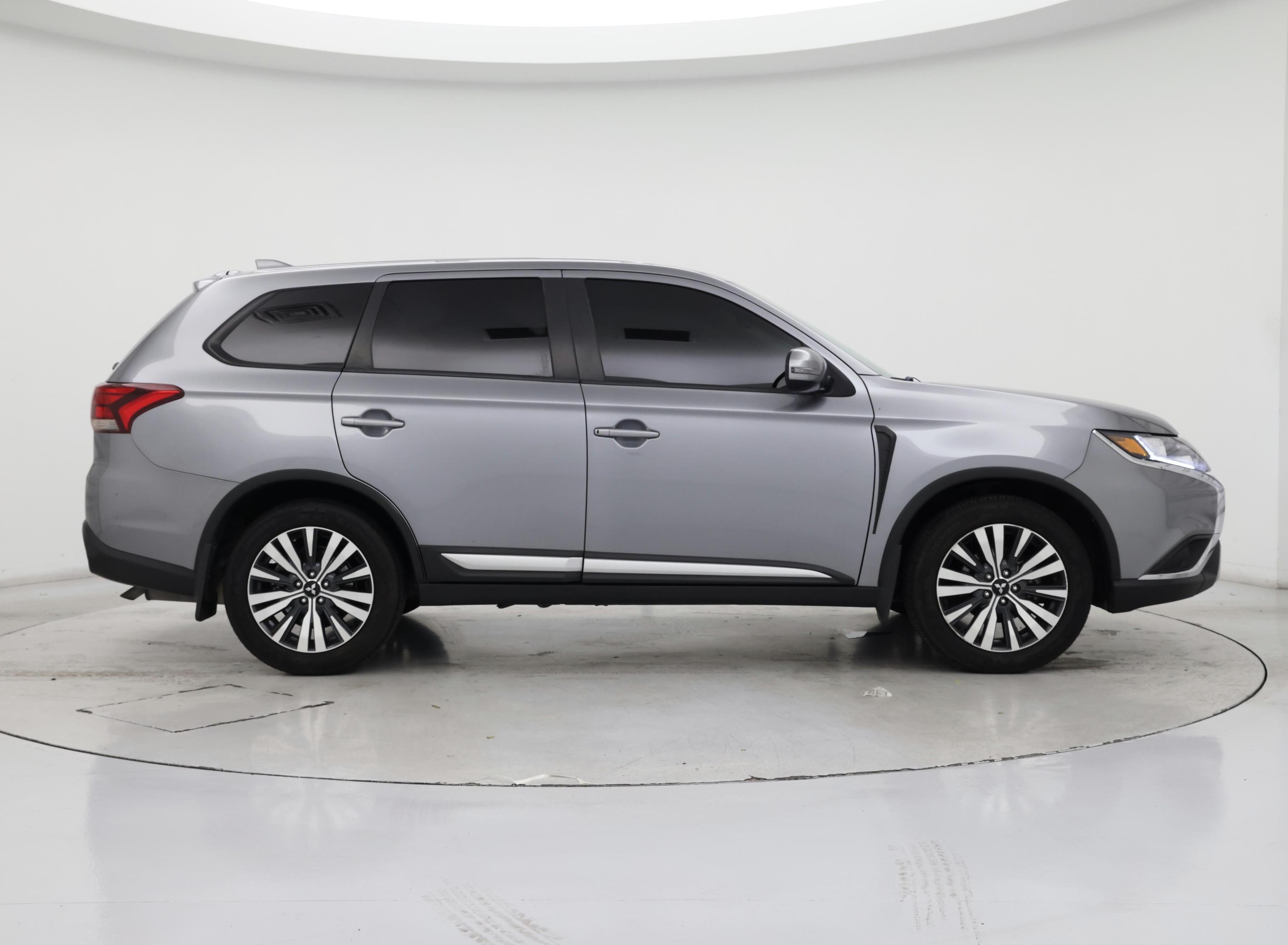 Thumbnail: 2020 Mitsubishi Outlander - 7