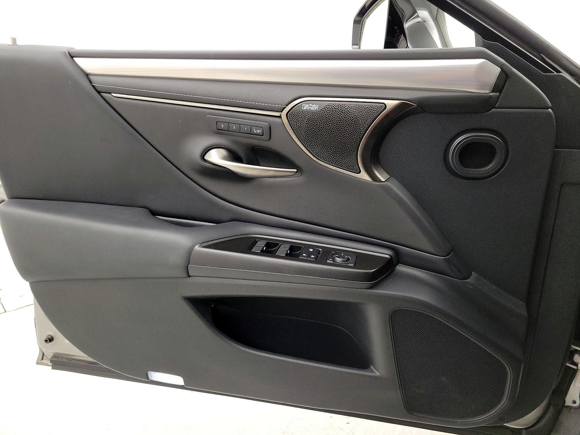 Thumbnail: 2019 Lexus ES - 12