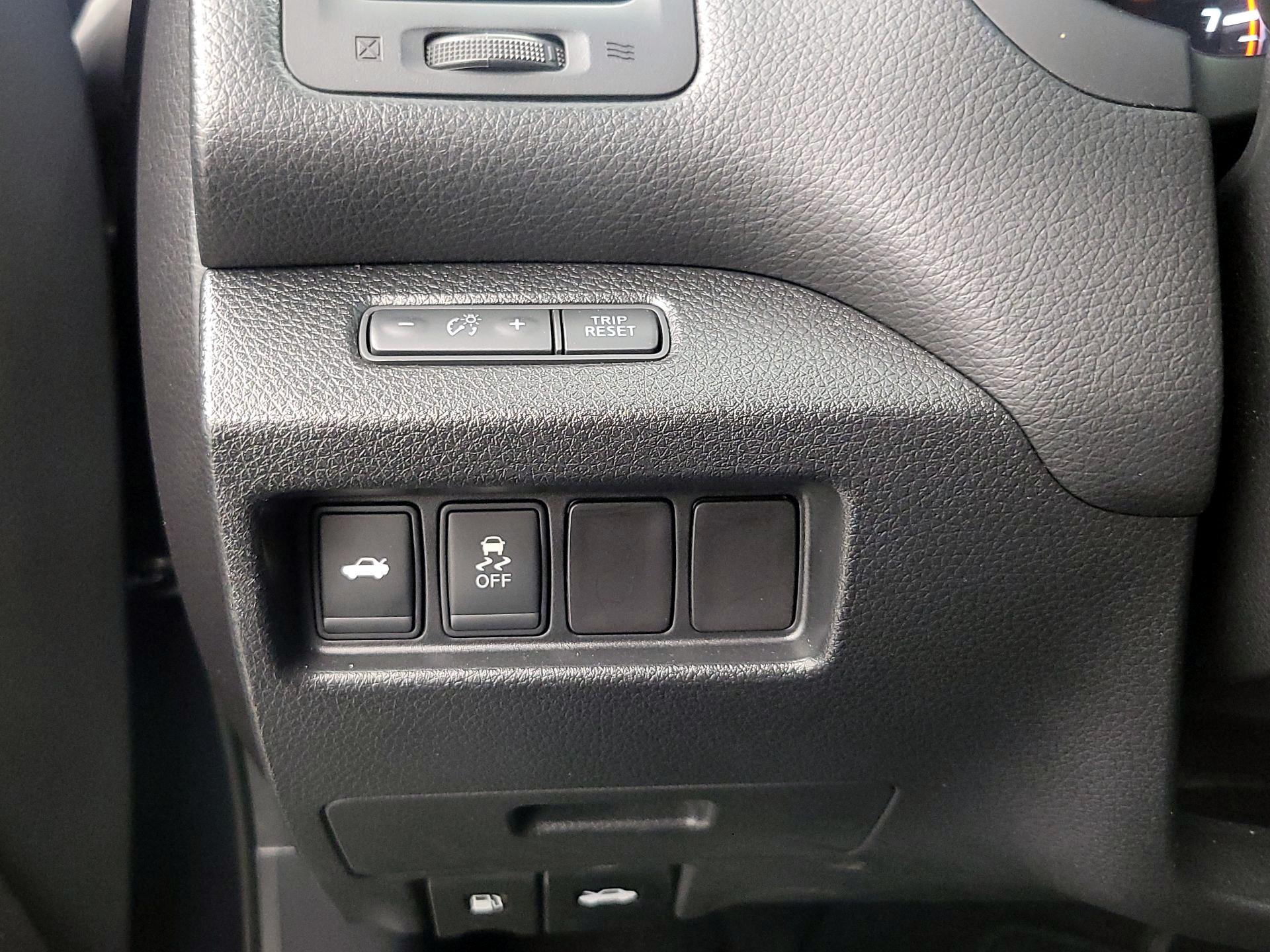 Thumbnail: 2015 Nissan Altima - 13