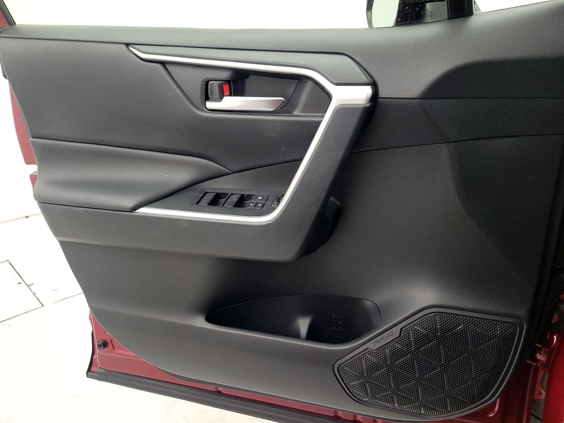 Thumbnail: 2019 Toyota RAV4 - 12