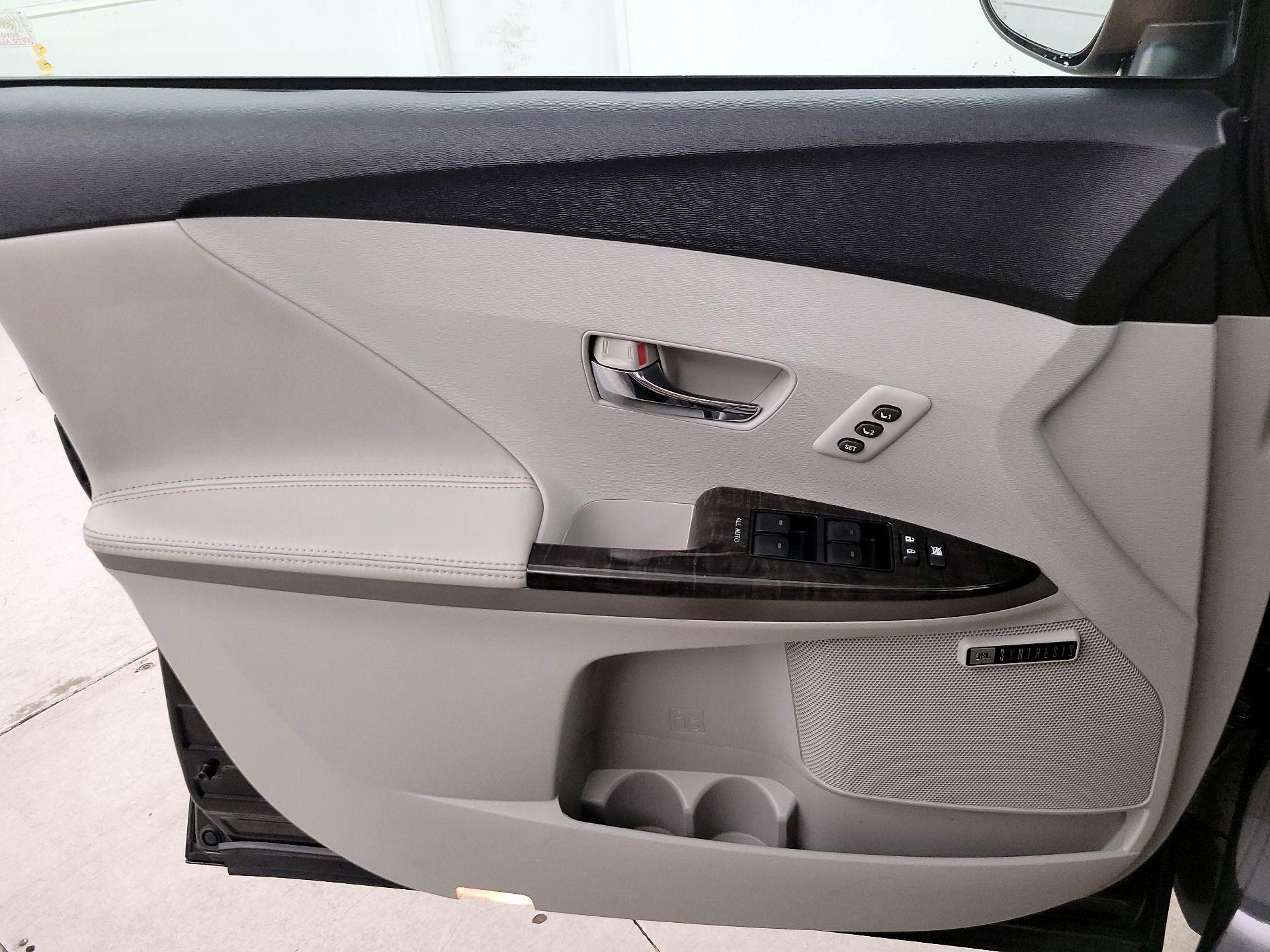 Thumbnail: 2013 Toyota Venza - 12