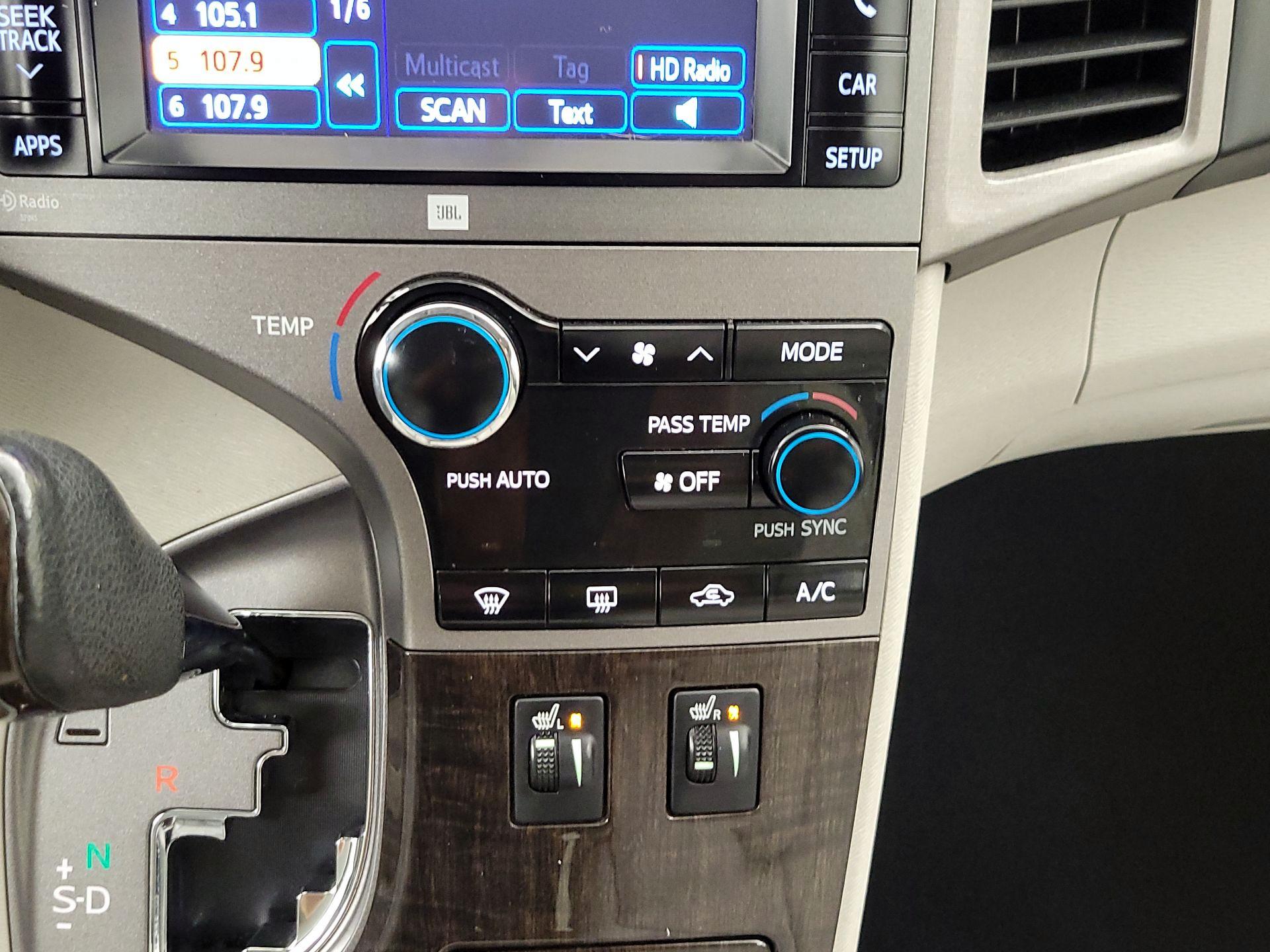 Thumbnail: 2013 Toyota Venza - 16