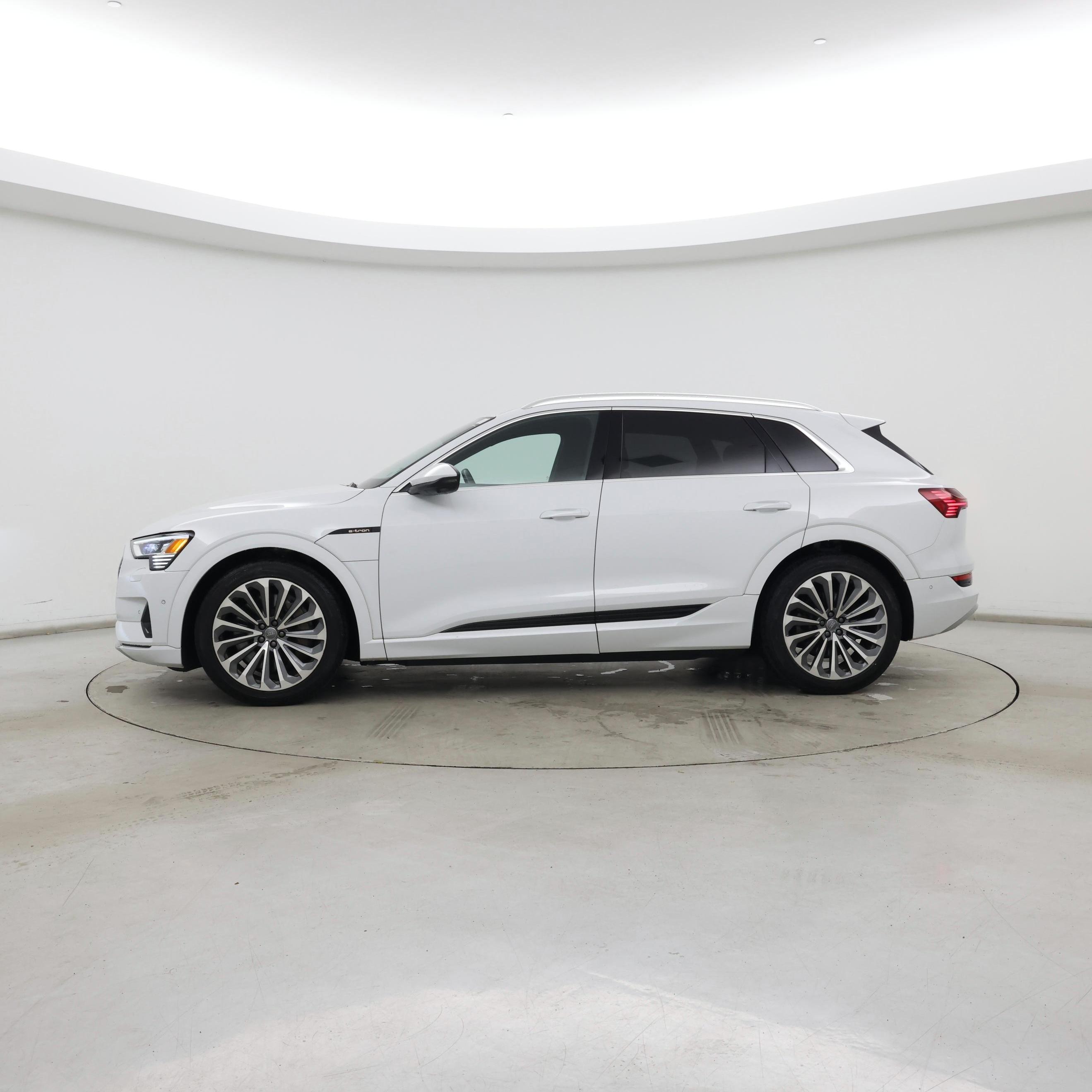 Thumbnail: 2019 Audi e-tron - 3