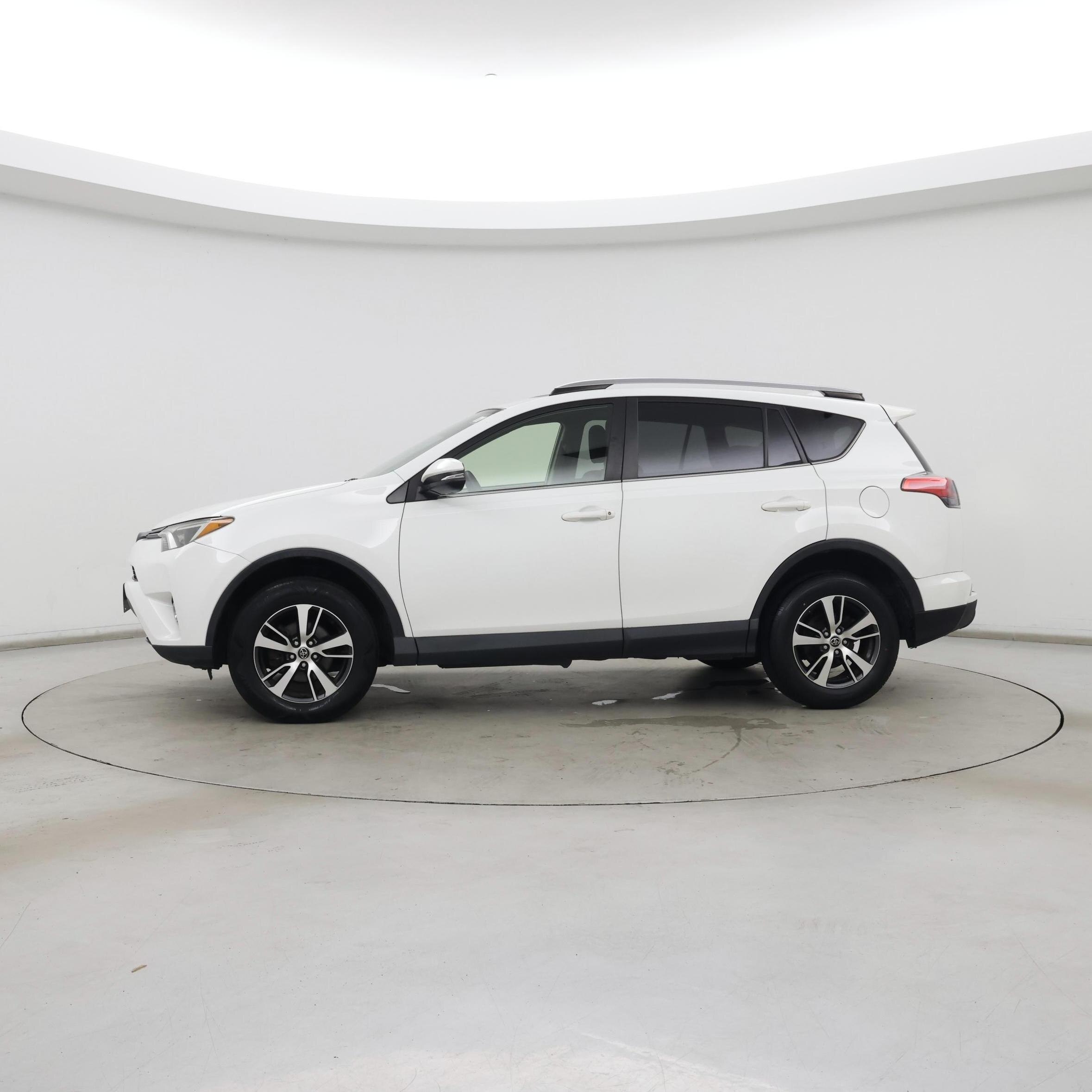 Thumbnail: 2018 Toyota RAV4 - 3