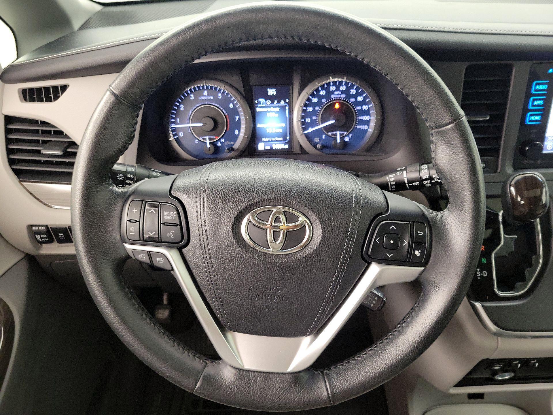 Thumbnail: 2015 Toyota Sienna - 10