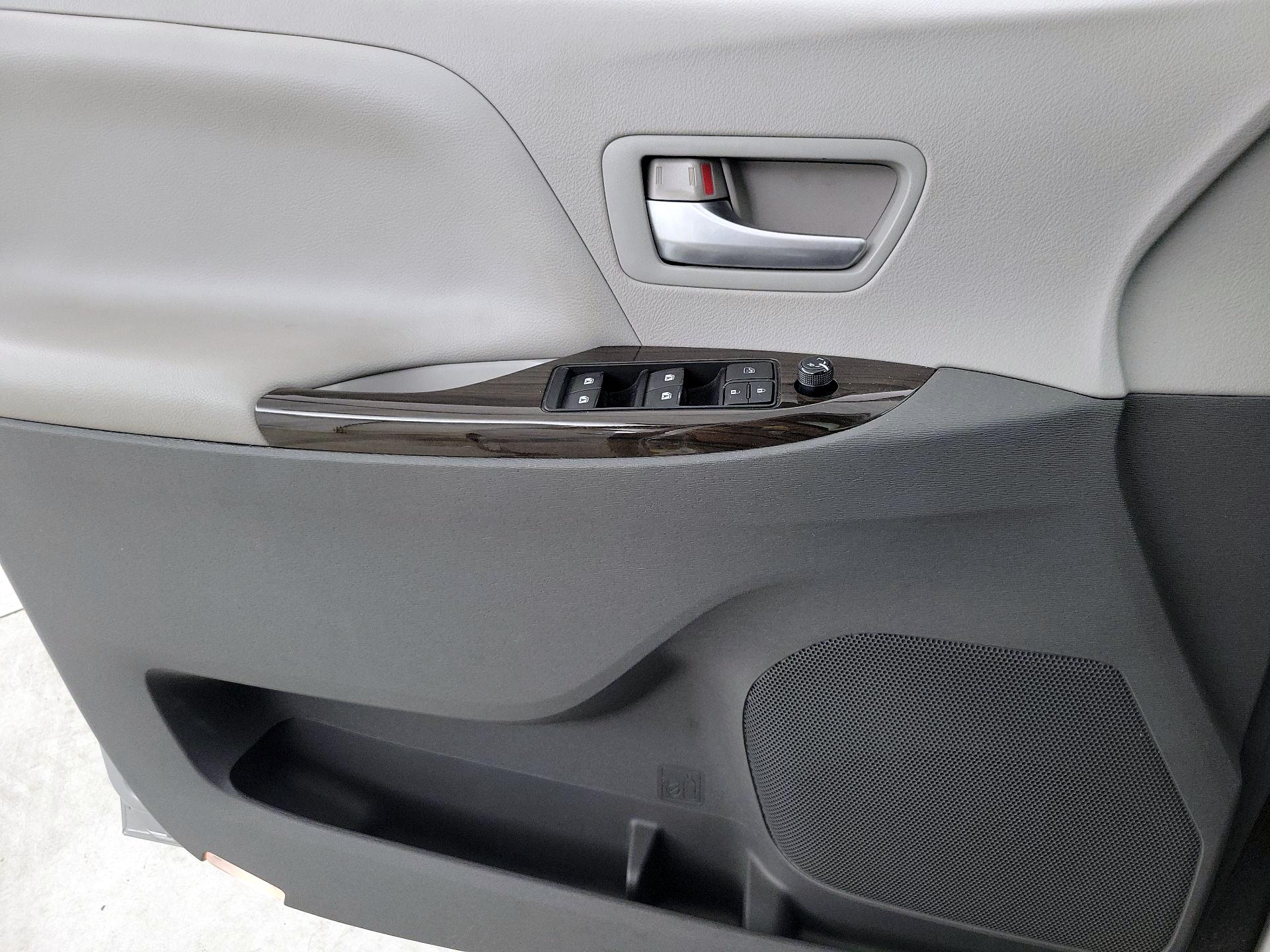 Thumbnail: 2015 Toyota Sienna - 12
