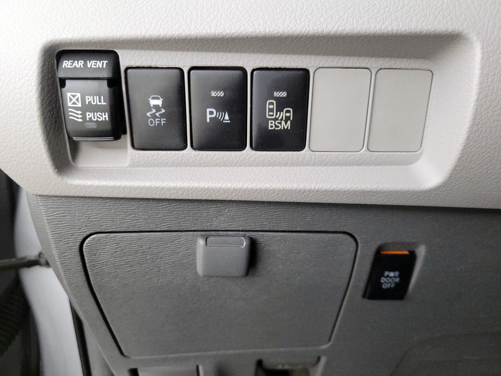 Thumbnail: 2015 Toyota Sienna - 13