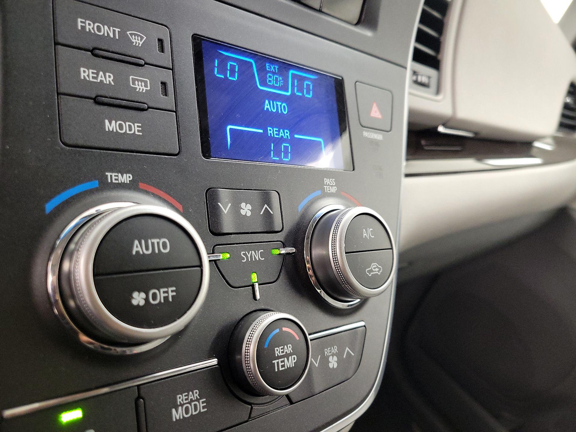 Thumbnail: 2015 Toyota Sienna - 17