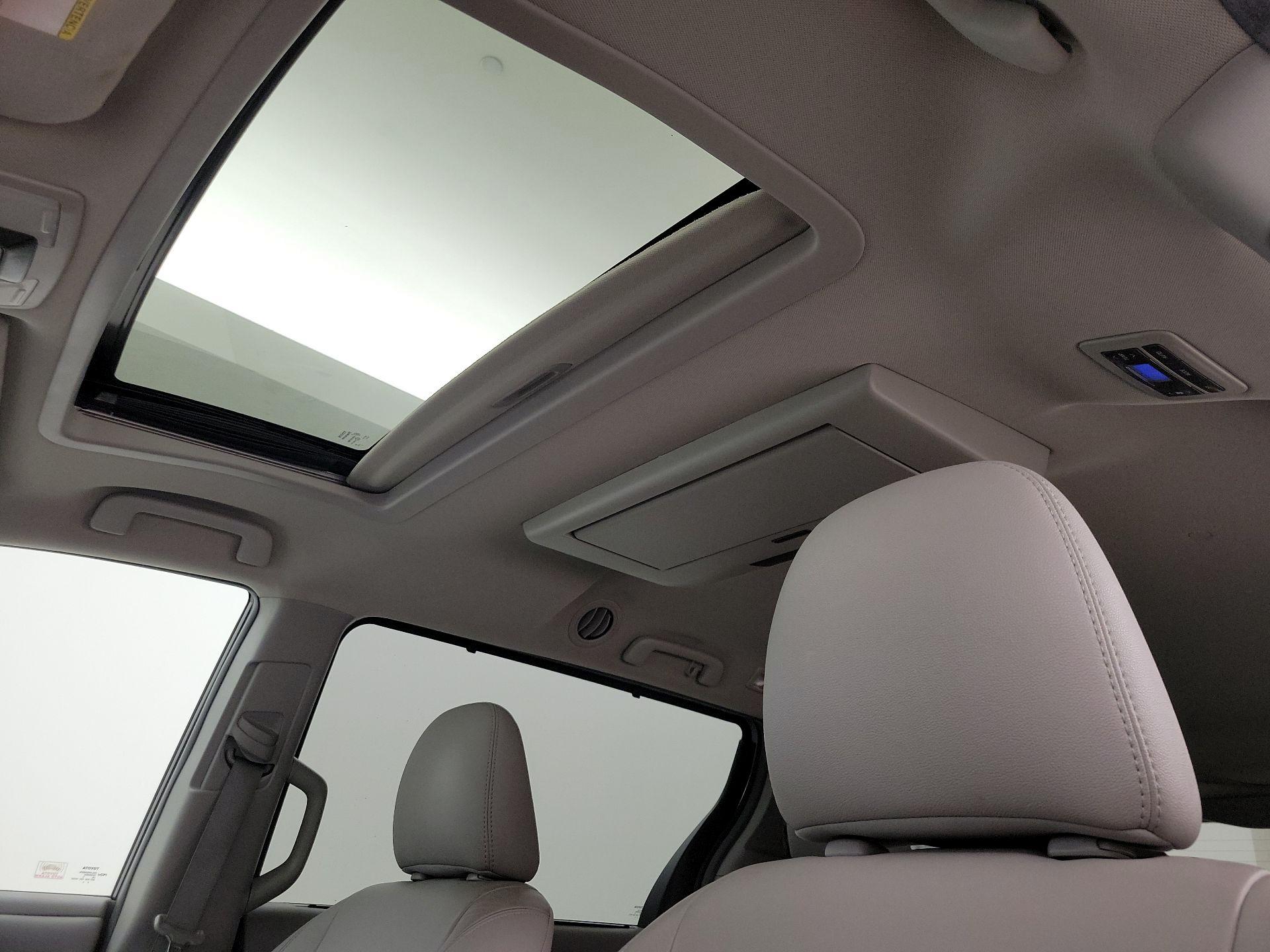Thumbnail: 2015 Toyota Sienna - 20