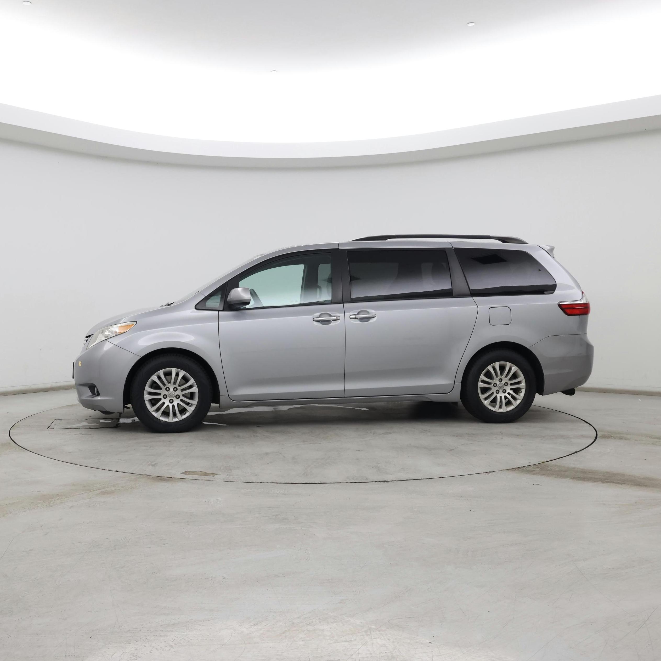 Thumbnail: 2015 Toyota Sienna - 3