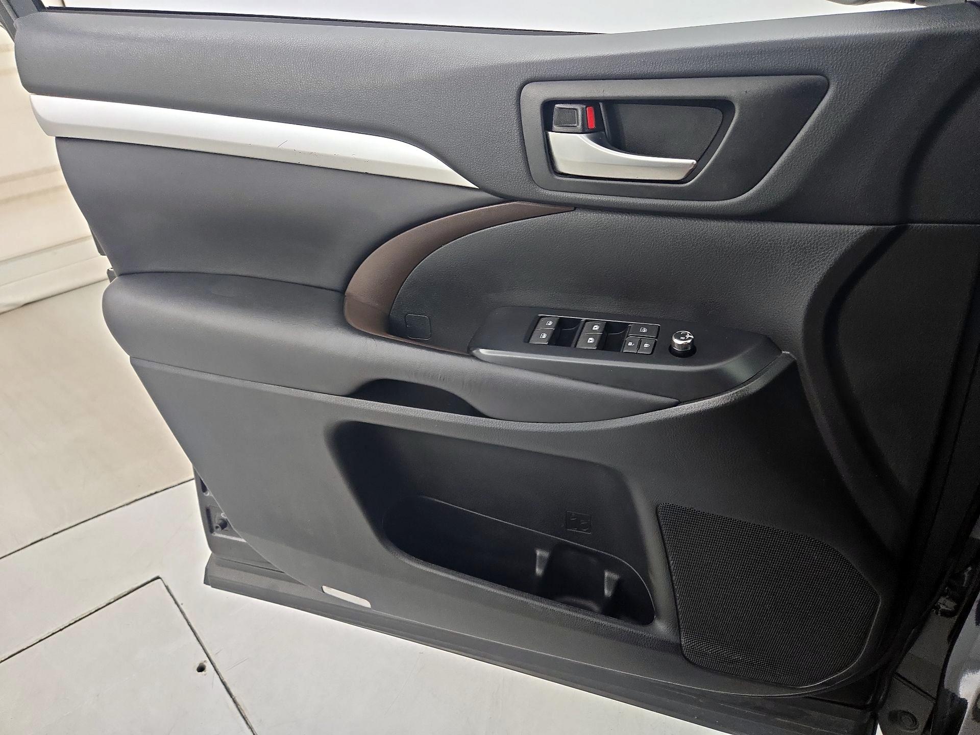 Thumbnail: 2019 Toyota Highlander - 12